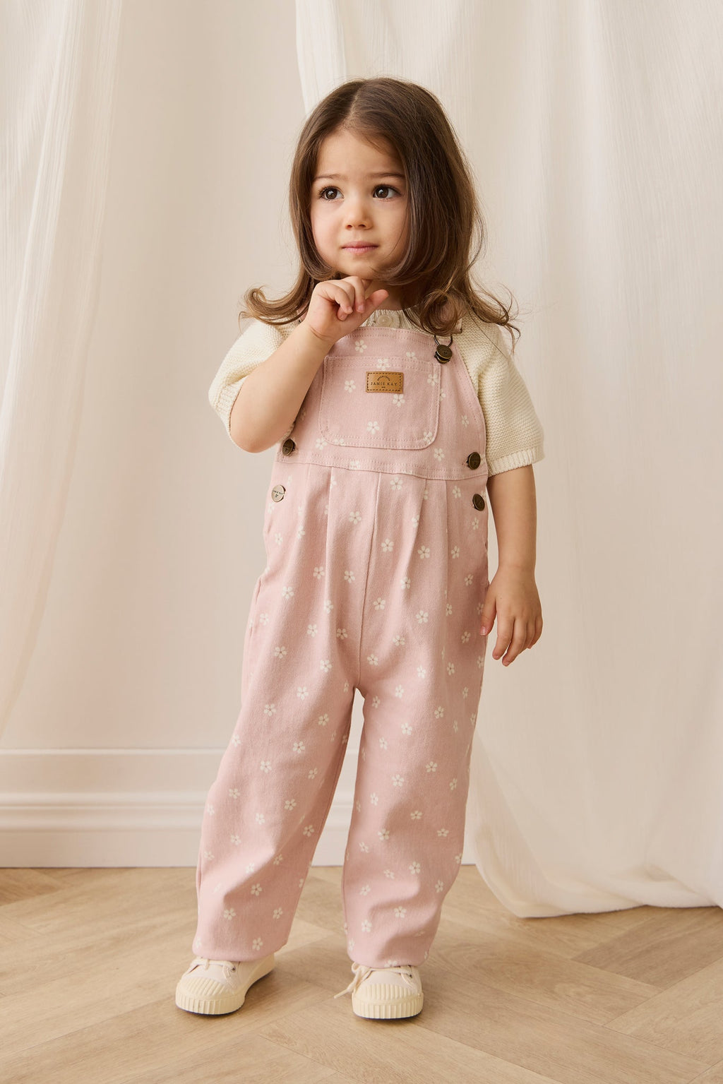 Salopette en coton rose à motif floral romantique avec bretelles réglables et poche sur la poitrine