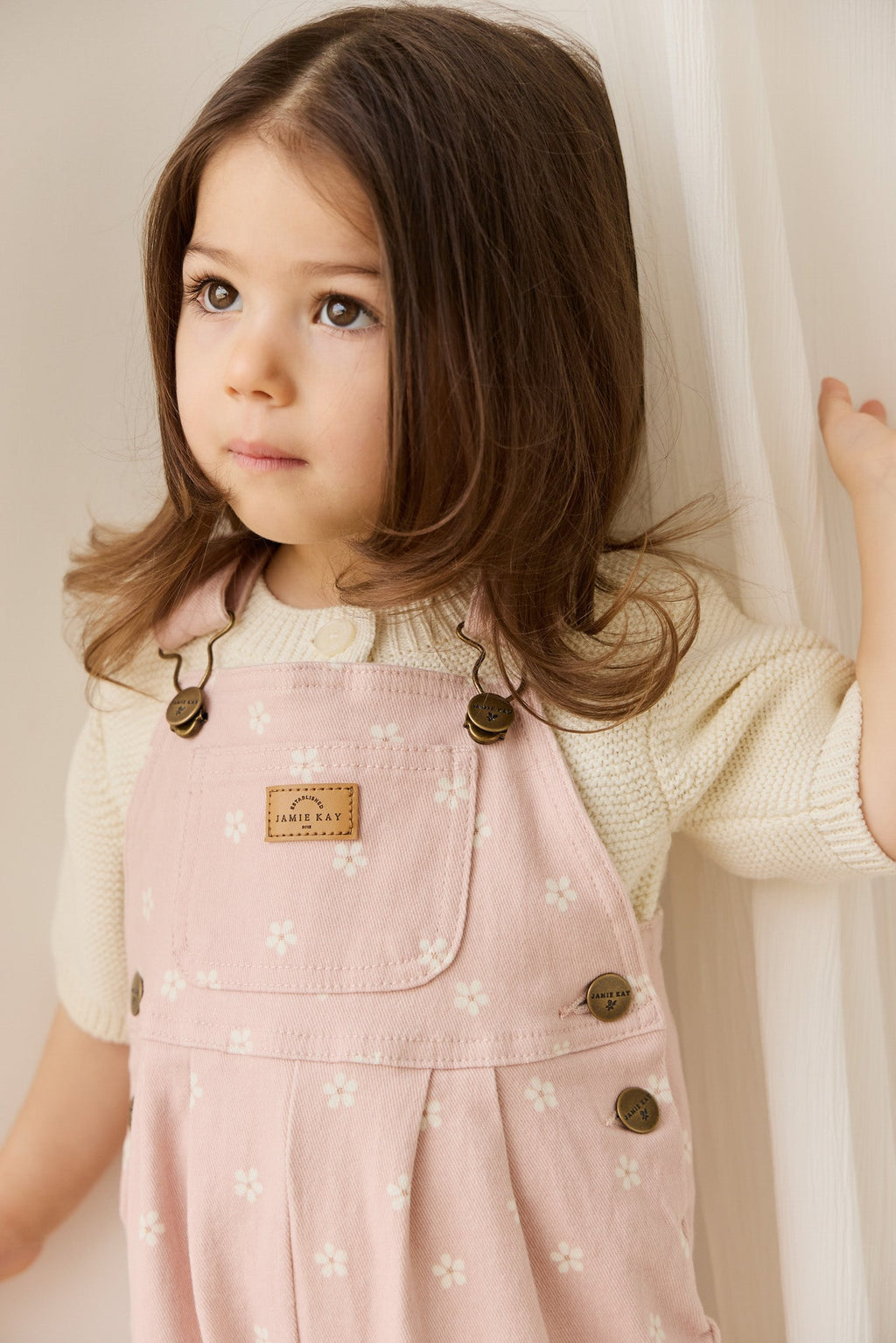 Salopette en coton rose à motif floral romantique avec bretelles réglables et poche sur la poitrine