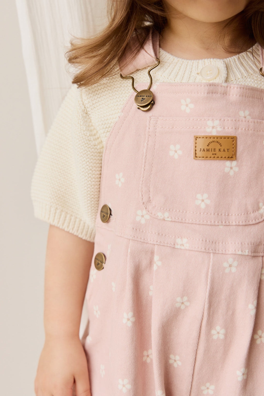 Salopette en coton rose à motif floral romantique avec bretelles réglables et poche sur la poitrine