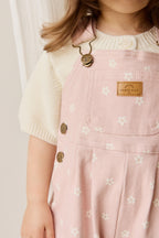 Salopette en coton rose à motif floral romantique avec bretelles réglables et poche sur la poitrine