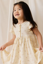 Robe romantique en coton et élasthanne à motif floral parcheminé, avec manches à volants et boutons en noix de coco