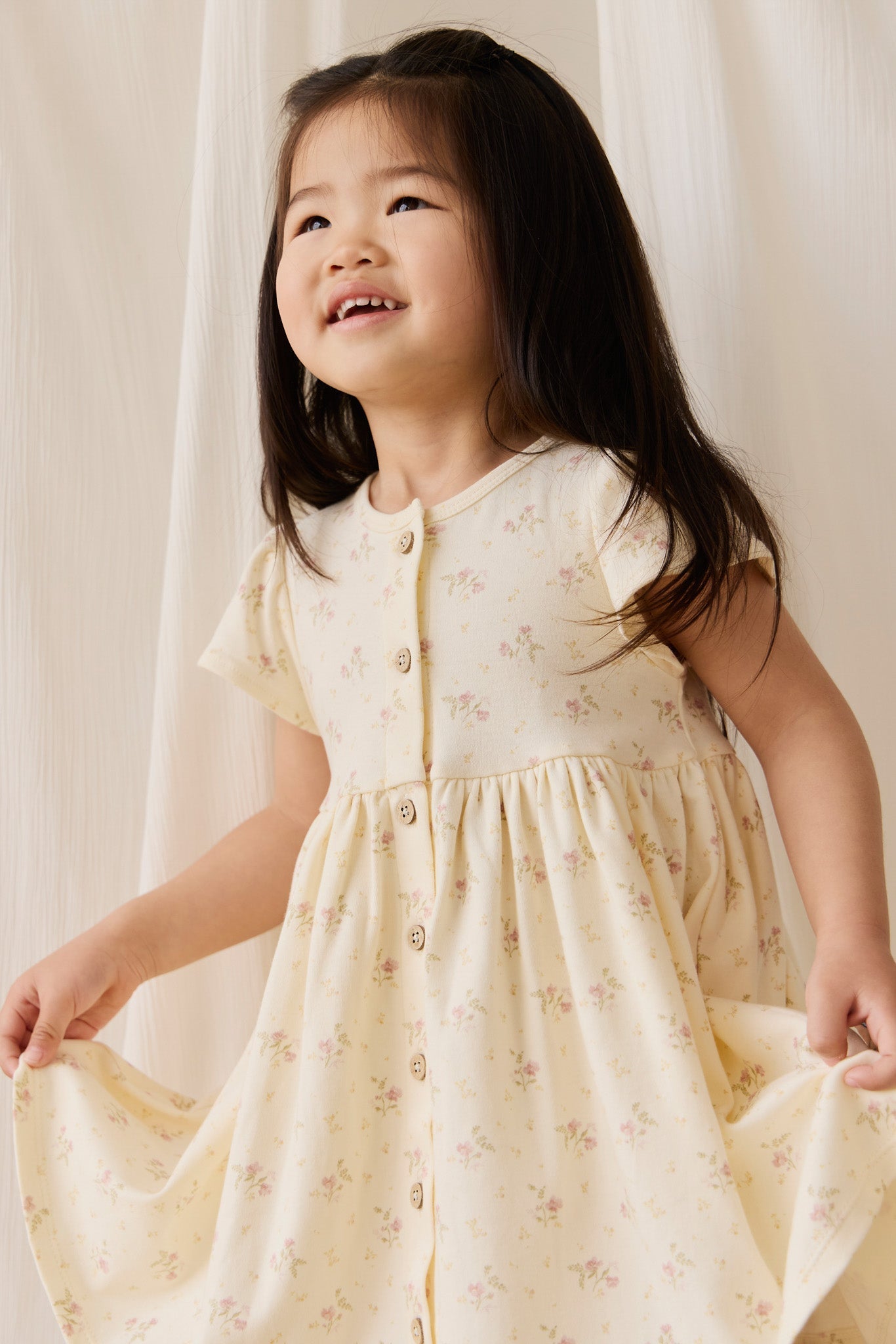Robe romantique en coton et élasthanne à motif floral parcheminé, avec manches à volants et boutons en noix de coco