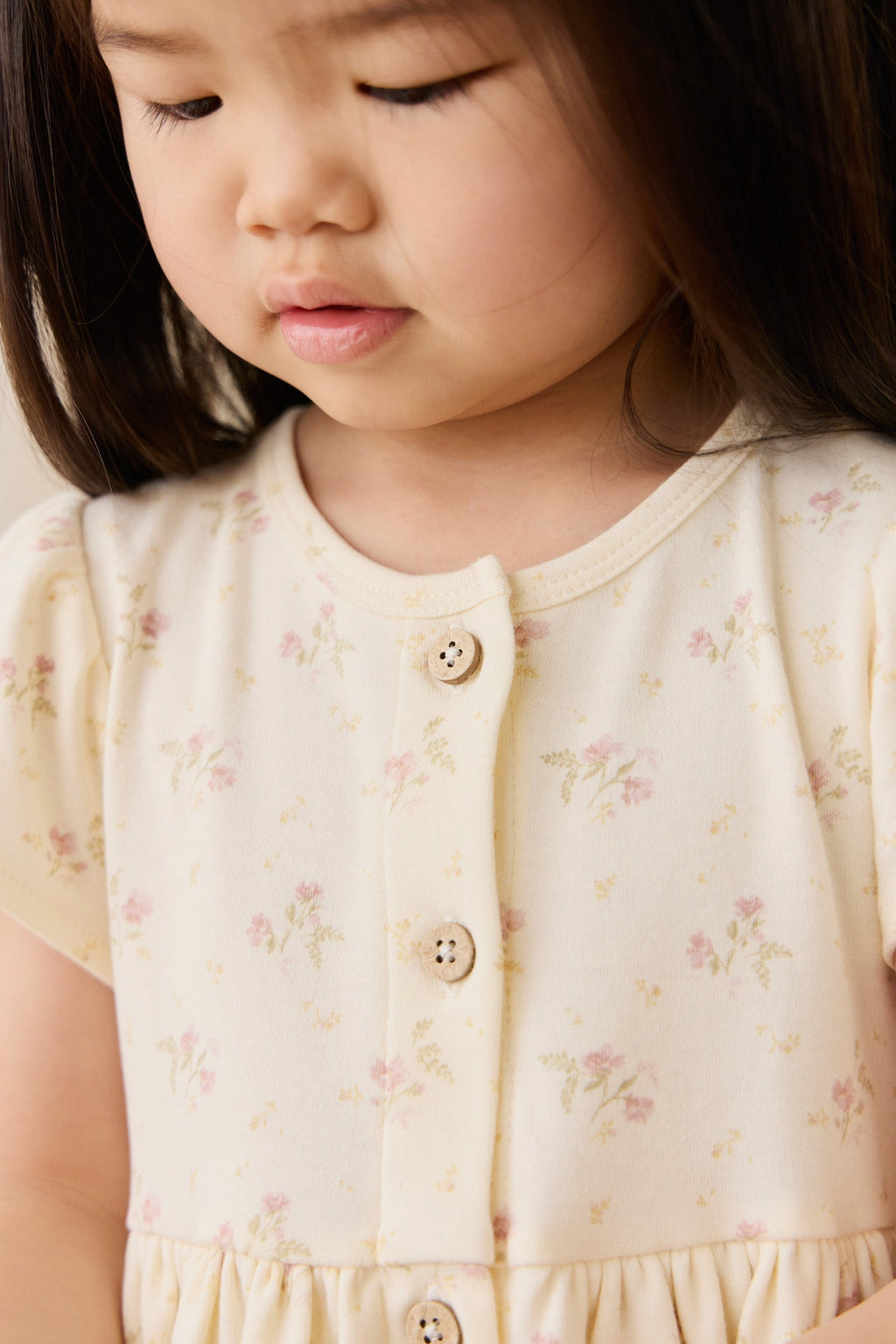 Robe romantique en coton et élasthanne à motif floral parcheminé, avec manches à volants et boutons en noix de coco