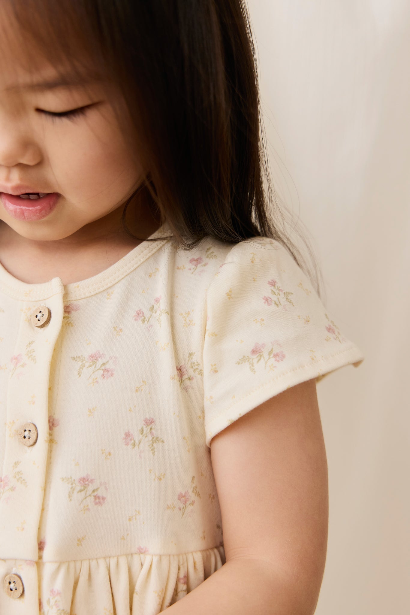 Robe romantique en coton et élasthanne à motif floral parcheminé, avec manches à volants et boutons en noix de coco
