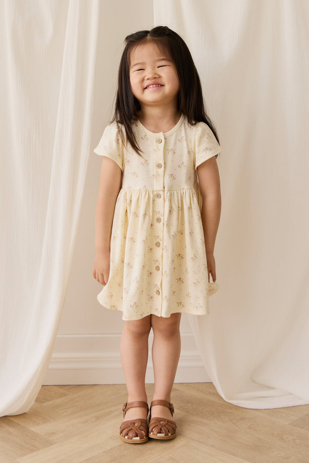 Robe romantique en coton et élasthanne à motif floral parcheminé, avec manches à volants et boutons en noix de coco