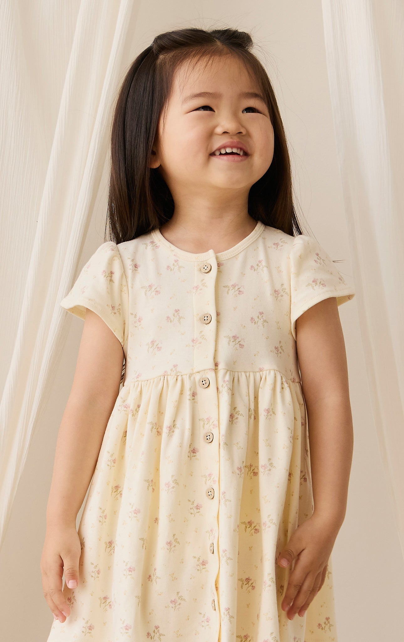 Robe romantique en coton et élasthanne à motif floral parcheminé, avec manches à volants et boutons en noix de coco