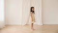 Robe romantique en coton et élasthanne à motif floral parcheminé, avec manches à volants et boutons en noix de coco