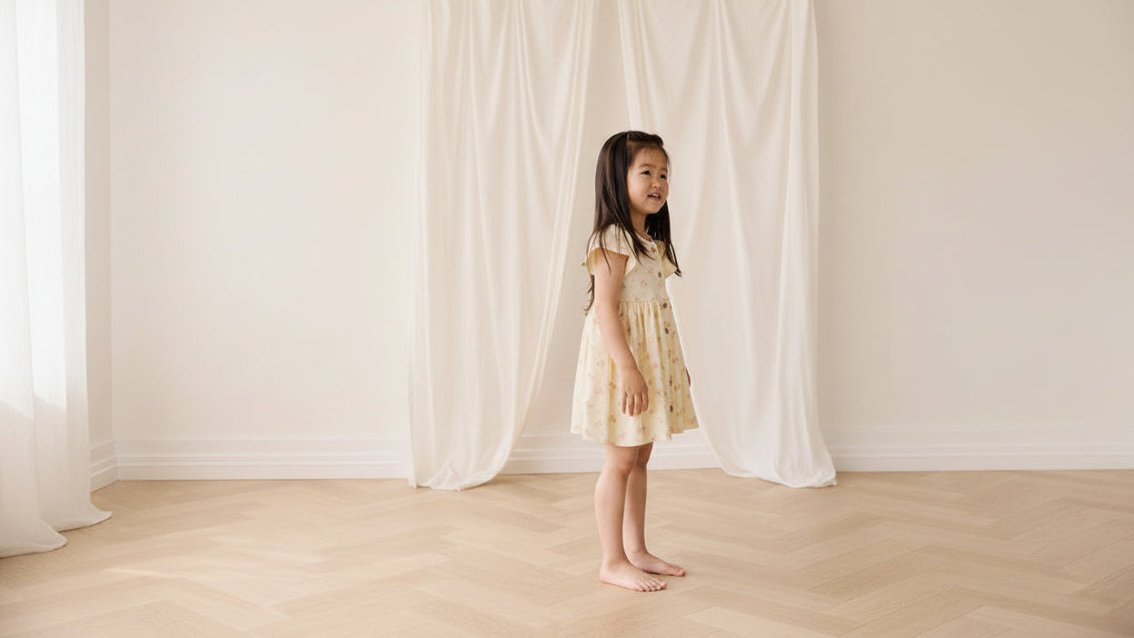 Robe romantique en coton et élasthanne à motif floral parcheminé, avec manches à volants et boutons en noix de coco