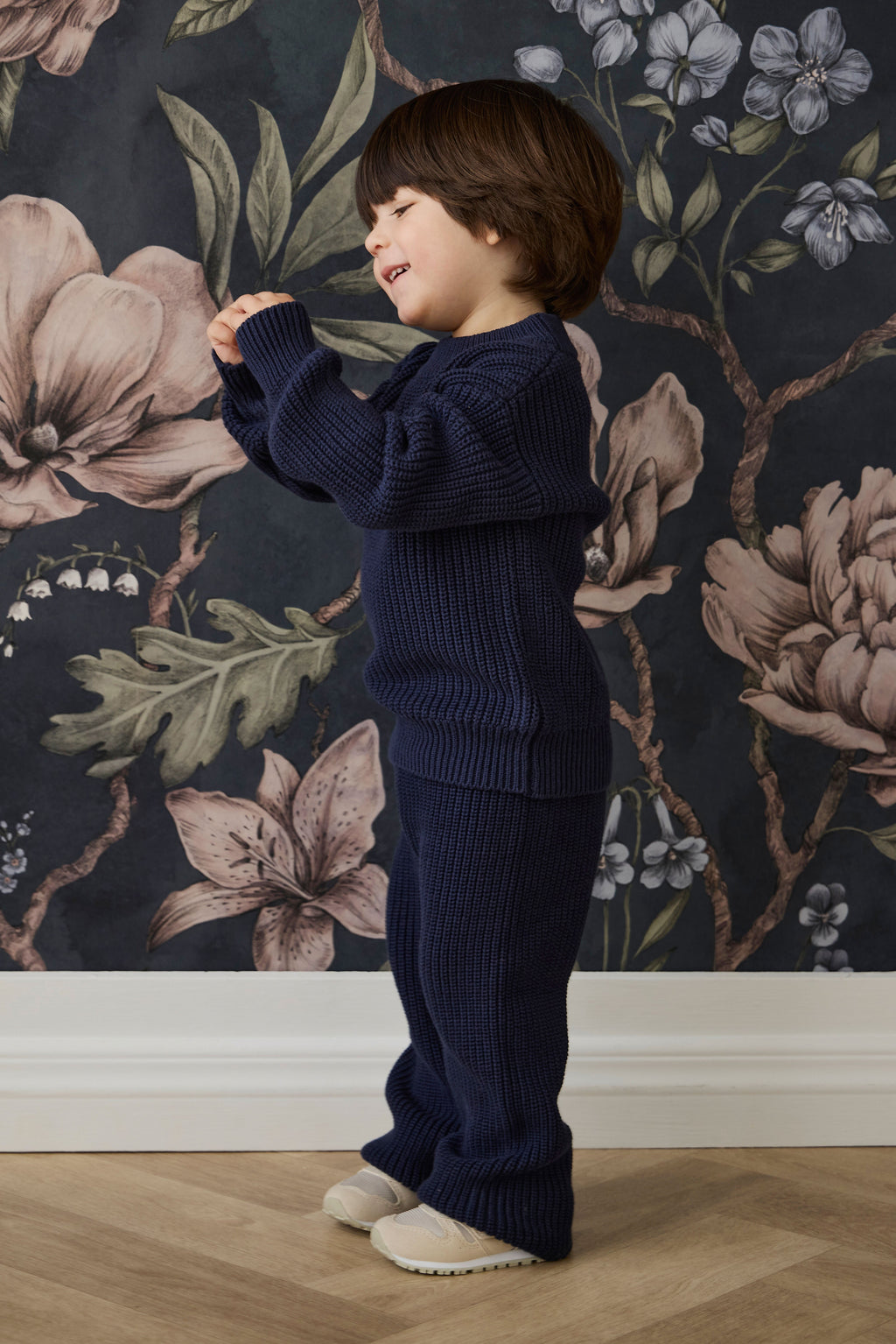 Pantalon en maille de coton bleu marine classique avec taille élastiquée et lien décoratif