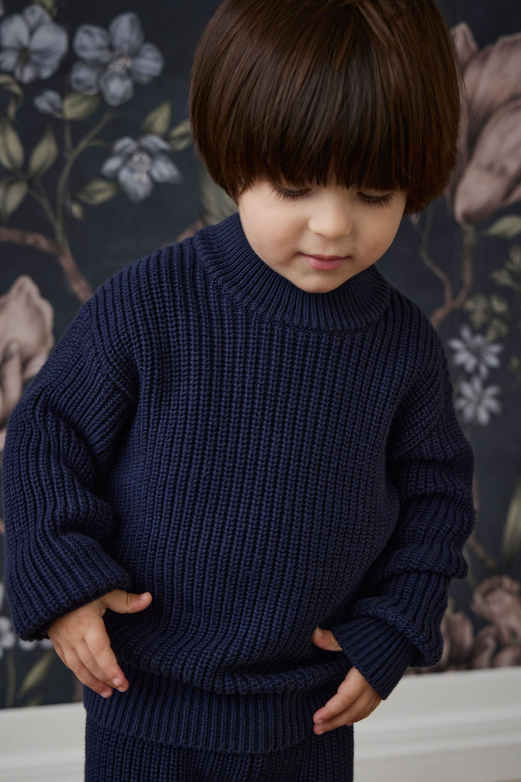 Pull en tricot de coton bleu marine classique avec encolure ras du cou et poignets côtelés