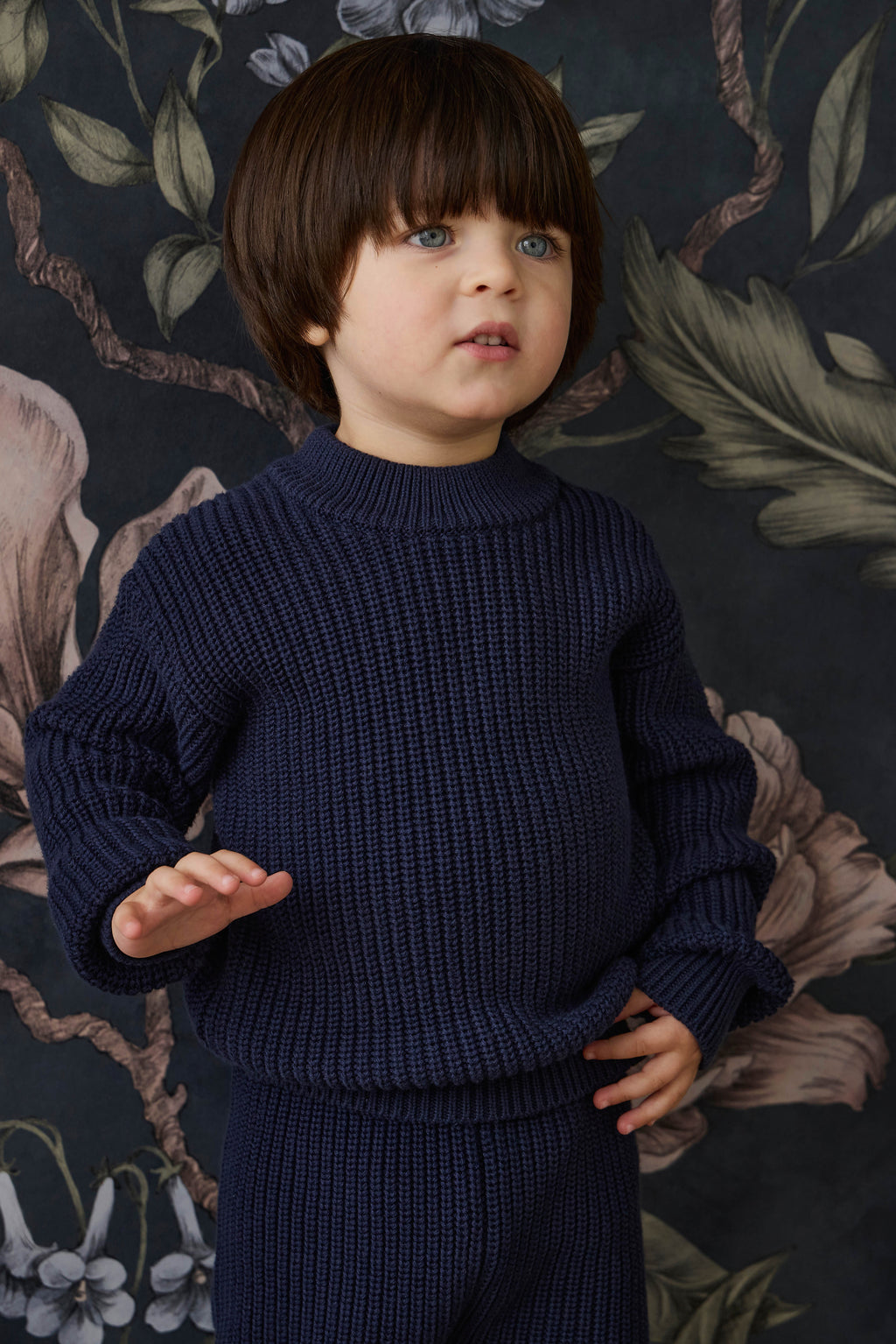Pull en tricot de coton bleu marine classique avec encolure ras du cou et poignets côtelés