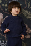 Pull en tricot de coton bleu marine classique avec encolure ras du cou et poignets côtelés
