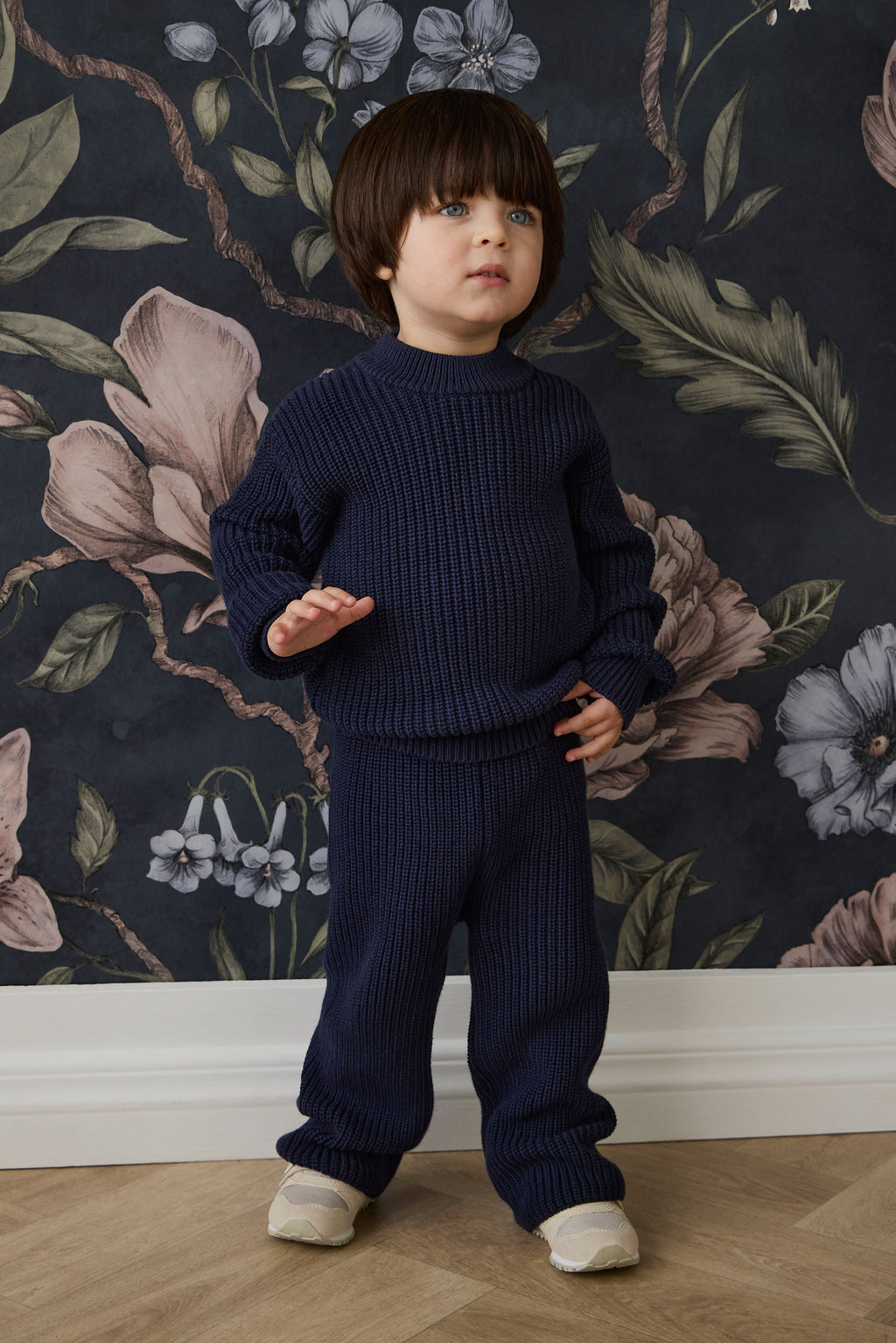 Pull en tricot de coton bleu marine classique avec encolure ras du cou et poignets côtelés