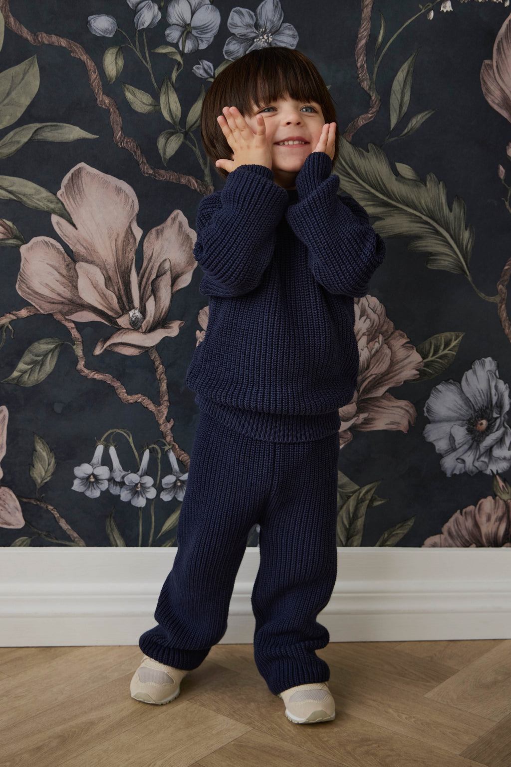 Pantalon en maille de coton bleu marine classique avec taille élastiquée et lien décoratif
