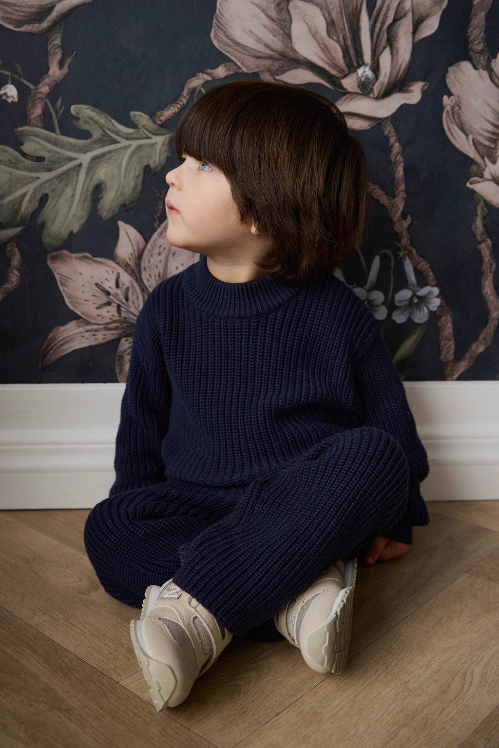 Pull en tricot de coton bleu marine classique avec encolure ras du cou et poignets côtelés