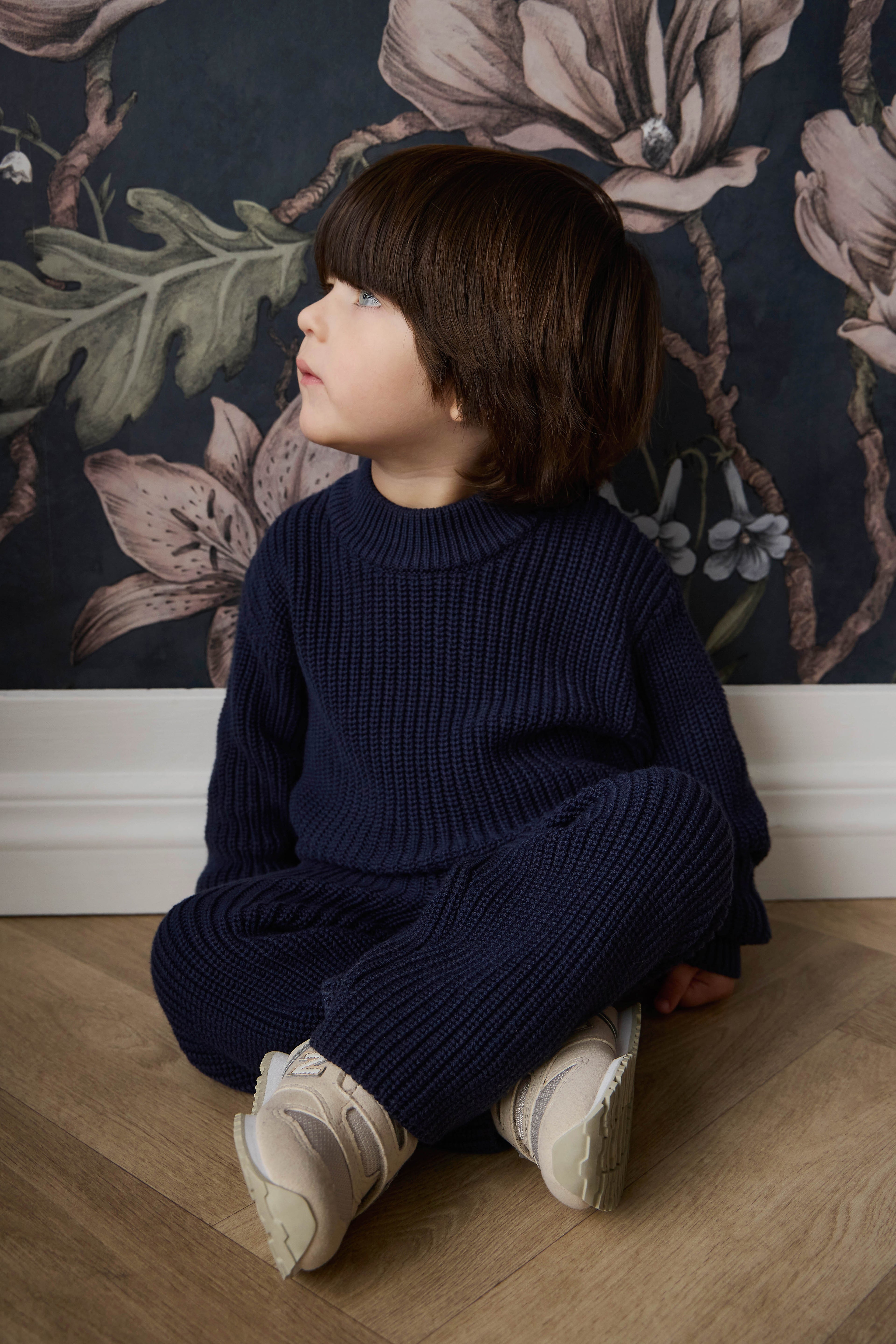 Pull en tricot de coton bleu marine classique avec encolure ras du cou et poignets côtelés