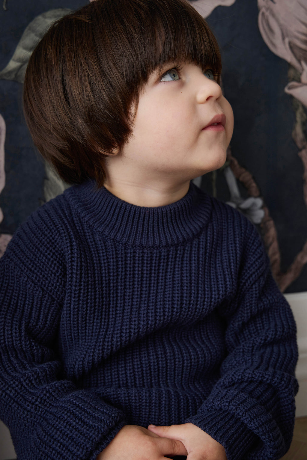 Pull en tricot de coton bleu marine classique avec encolure ras du cou et poignets côtelés