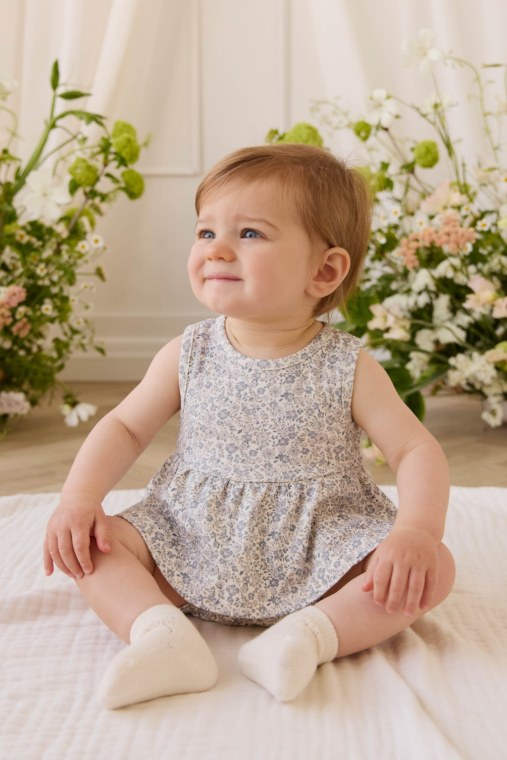 Haut romantique gris en coton biologique à fleurs avec silhouette péplum et design sans manches