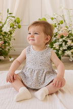 Haut romantique gris en coton biologique à fleurs avec silhouette péplum et design sans manches