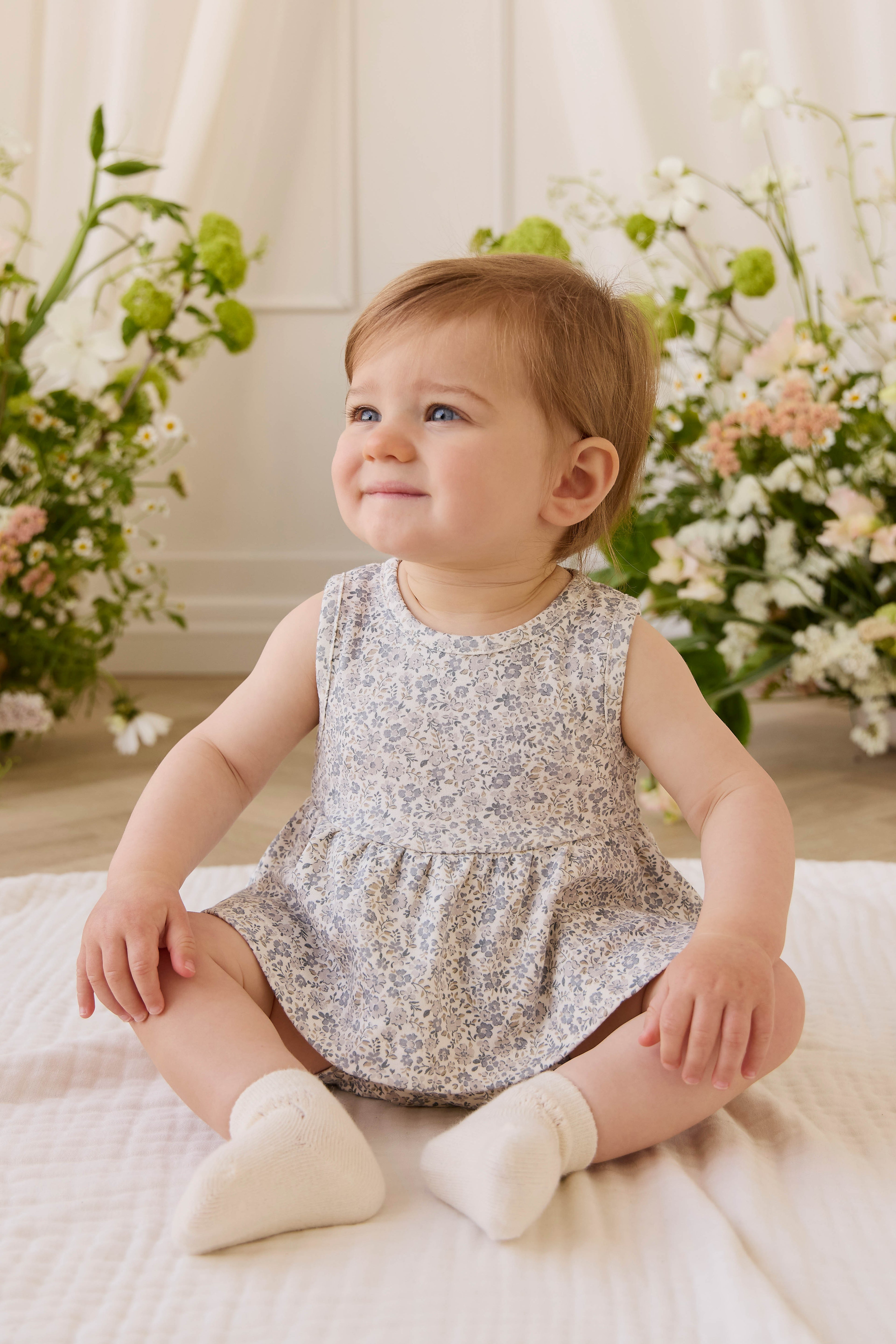 Haut romantique gris en coton biologique à fleurs avec silhouette péplum et design sans manches