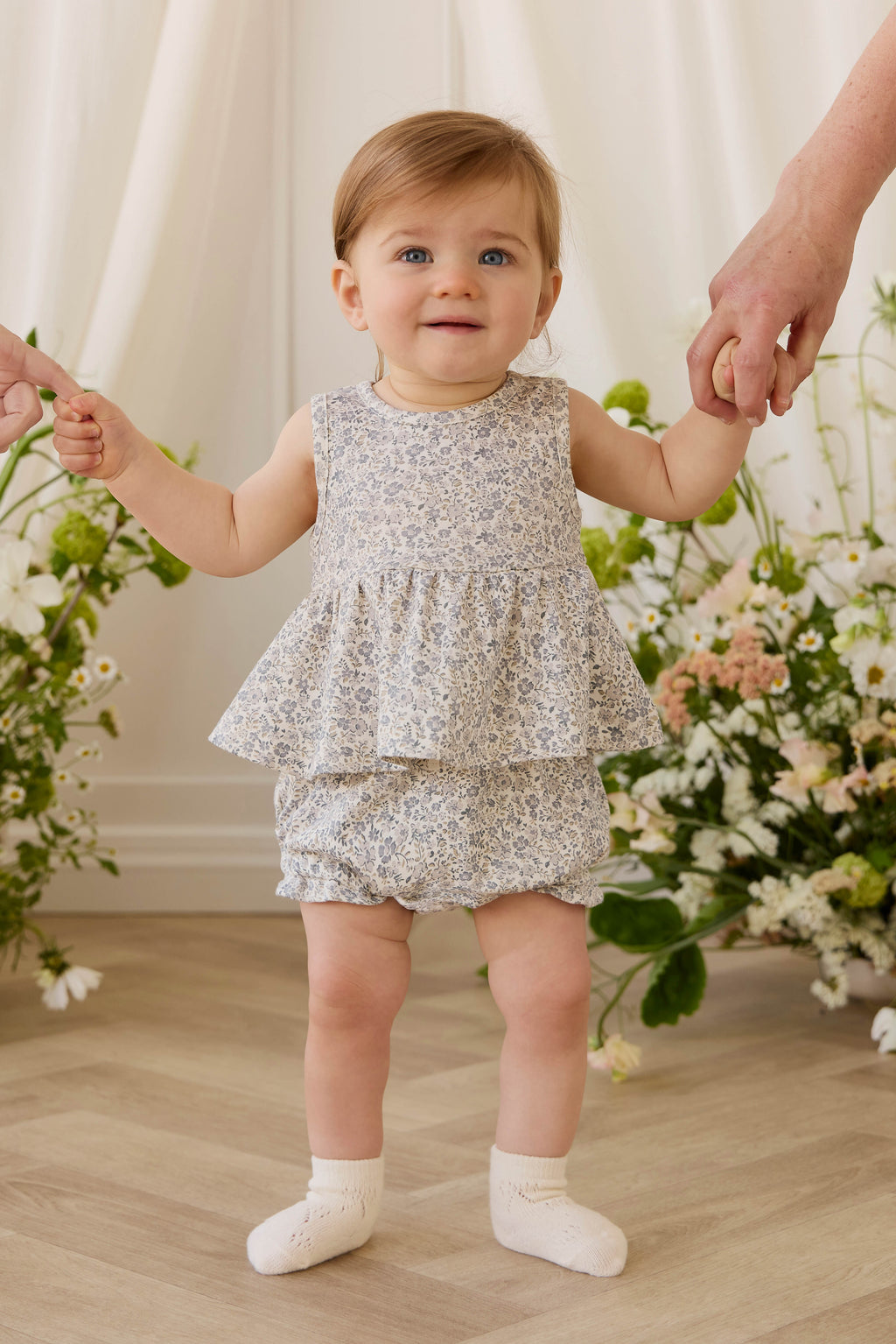 Haut romantique gris en coton biologique à fleurs avec silhouette péplum et design sans manches