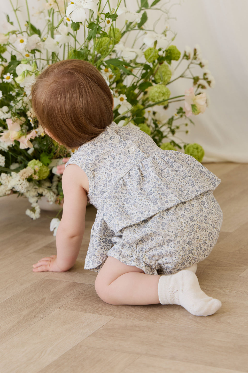 Haut romantique gris en coton biologique à fleurs avec silhouette péplum et design sans manches