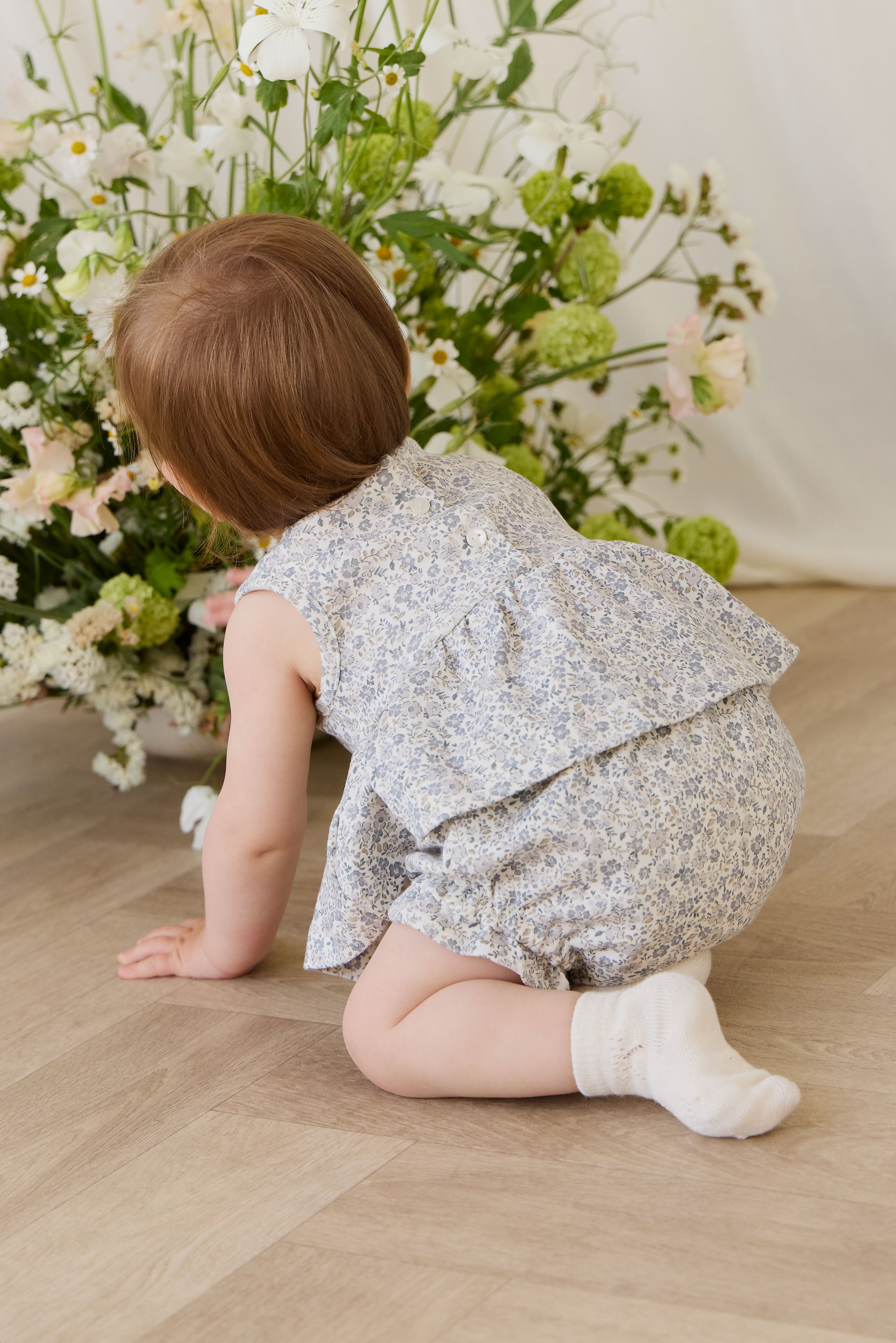 Haut romantique gris en coton biologique à fleurs avec silhouette péplum et design sans manches
