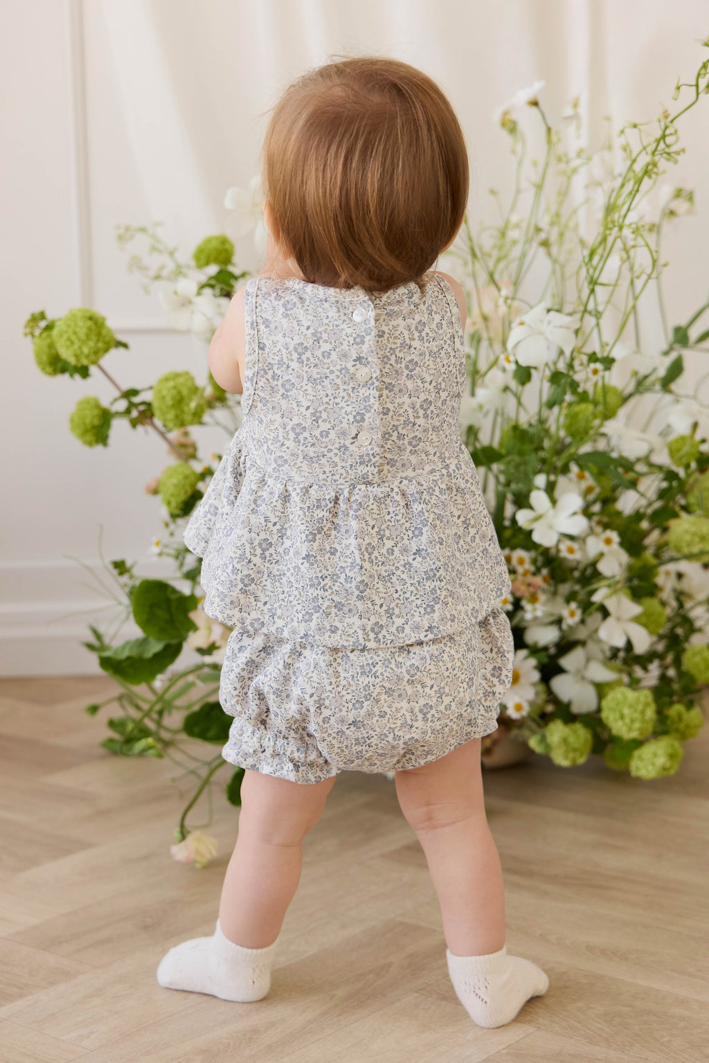 Haut romantique gris en coton biologique à fleurs avec silhouette péplum et design sans manches