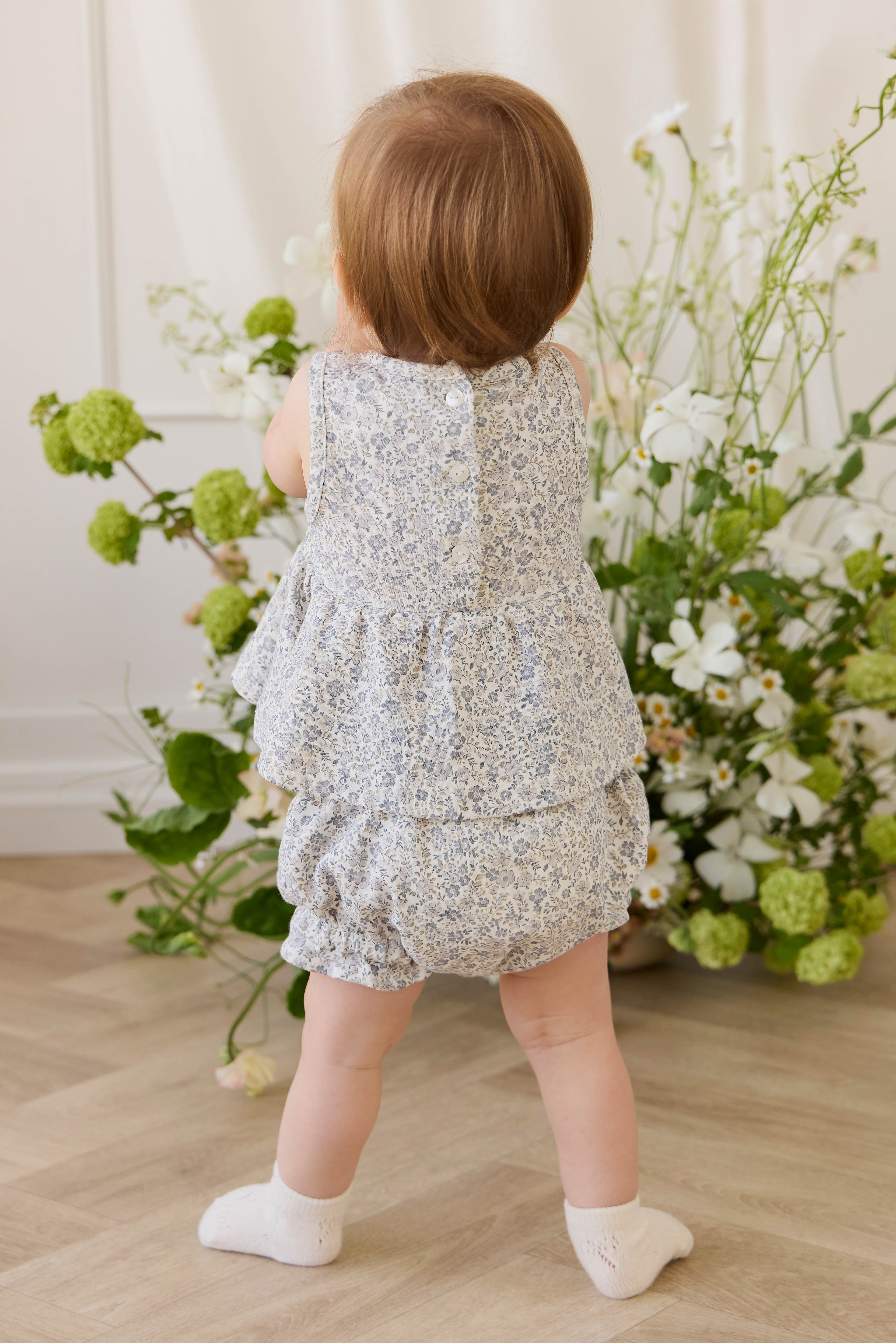 Haut romantique gris en coton biologique à fleurs avec silhouette péplum et design sans manches