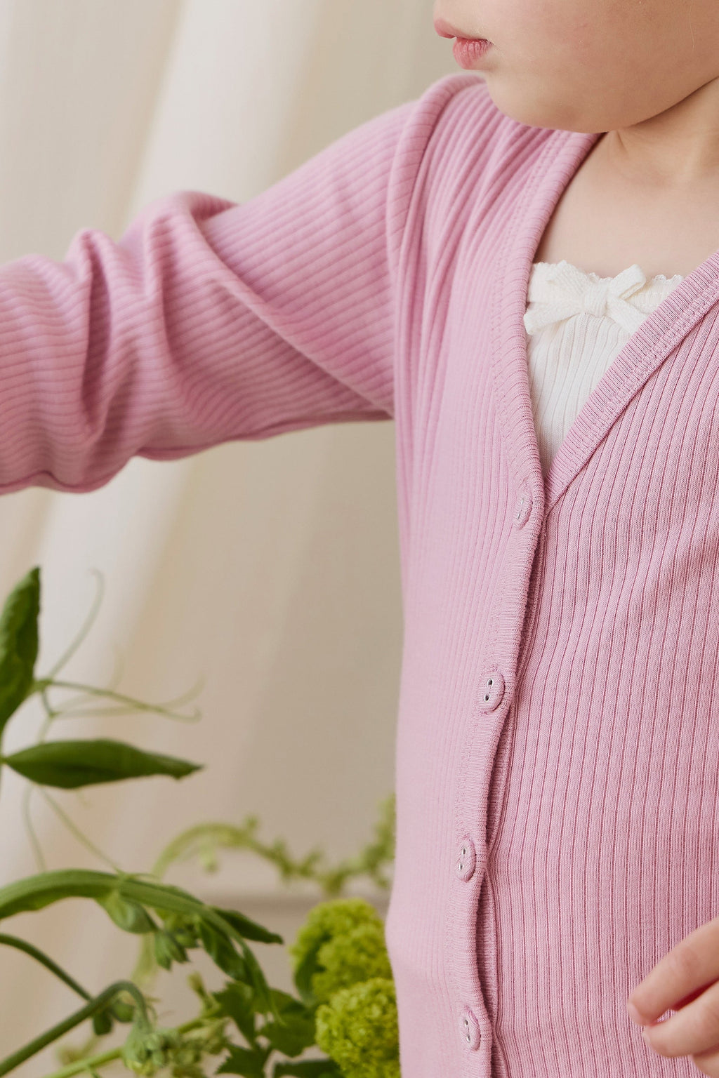 Cardigan classique en coton et modal rose-violet, encolure en V et texture côtelée