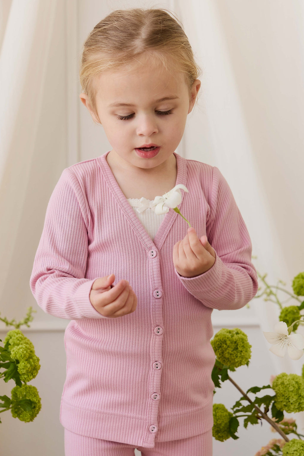 Cardigan classique en coton et modal rose-violet, encolure en V et texture côtelée