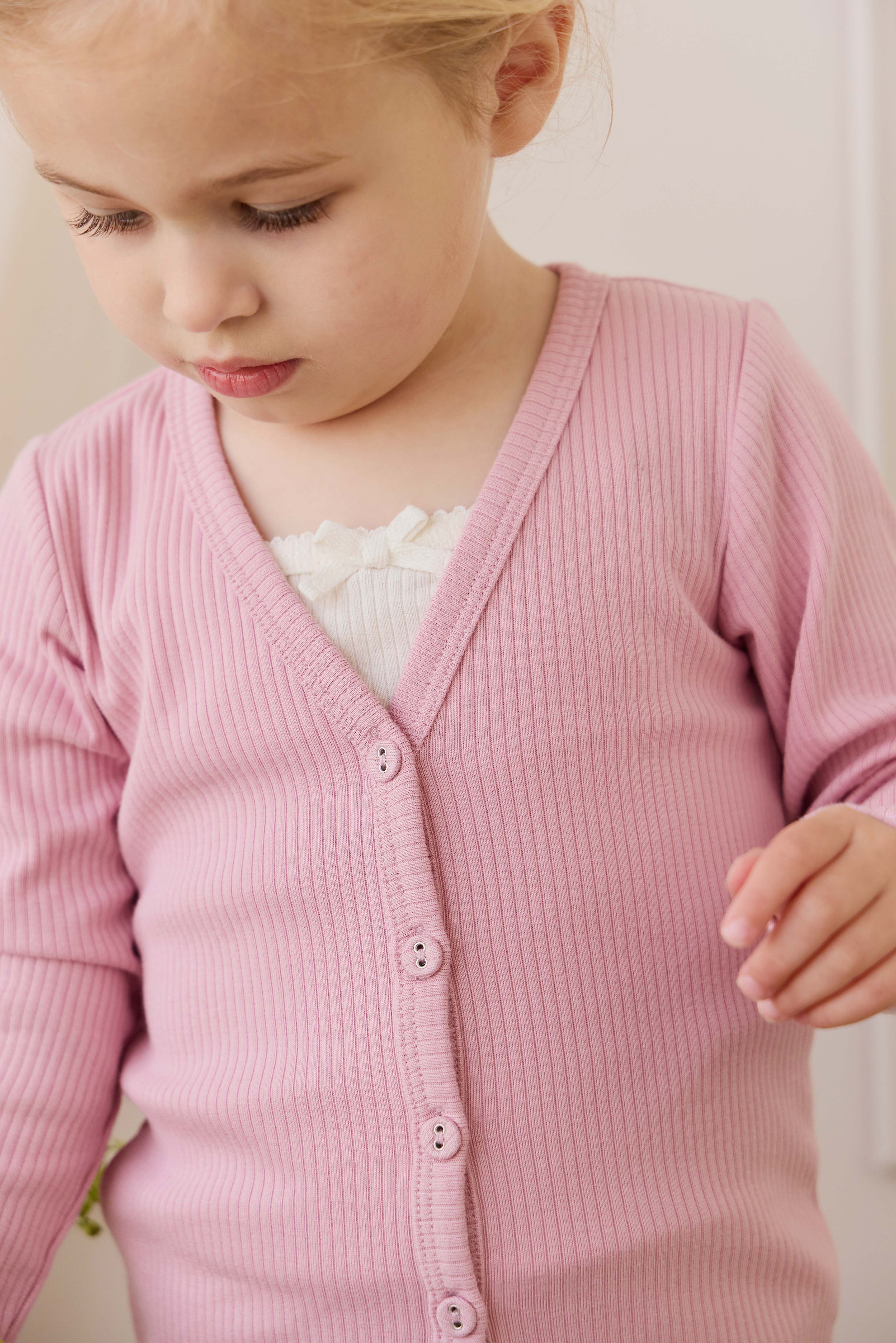 Cardigan classique en coton et modal rose-violet, encolure en V et texture côtelée