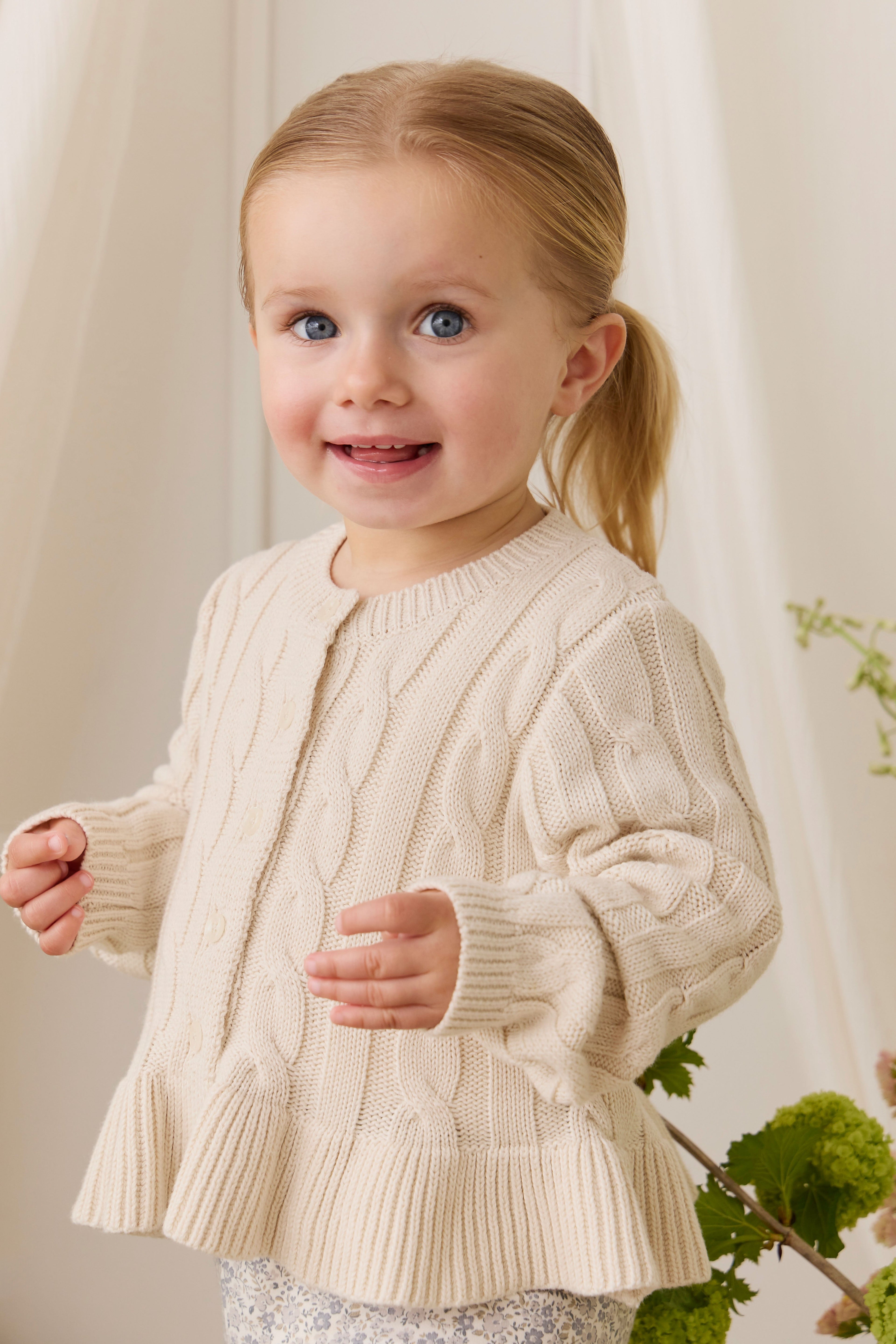 Gilet Classique en Coton Vanille Tricoté, Torsadé, avec Ourlet Basque et Boutons sur le Devant