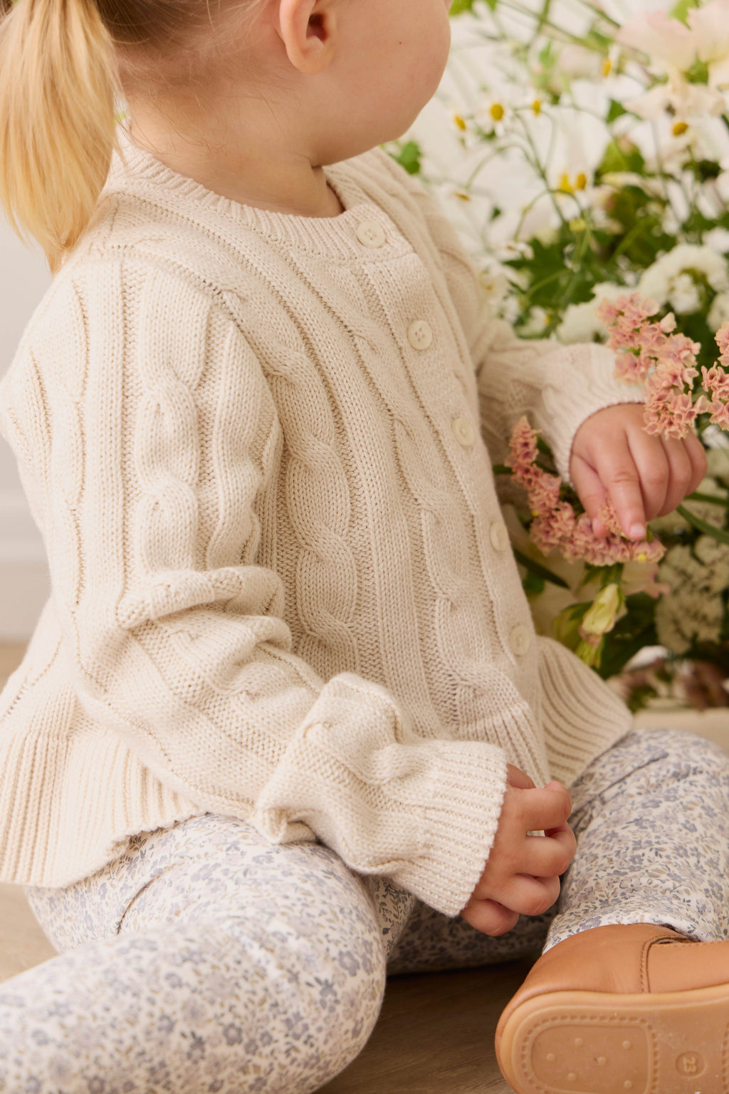 Gilet Classique en Coton Vanille Tricoté, Torsadé, avec Ourlet Basque et Boutons sur le Devant