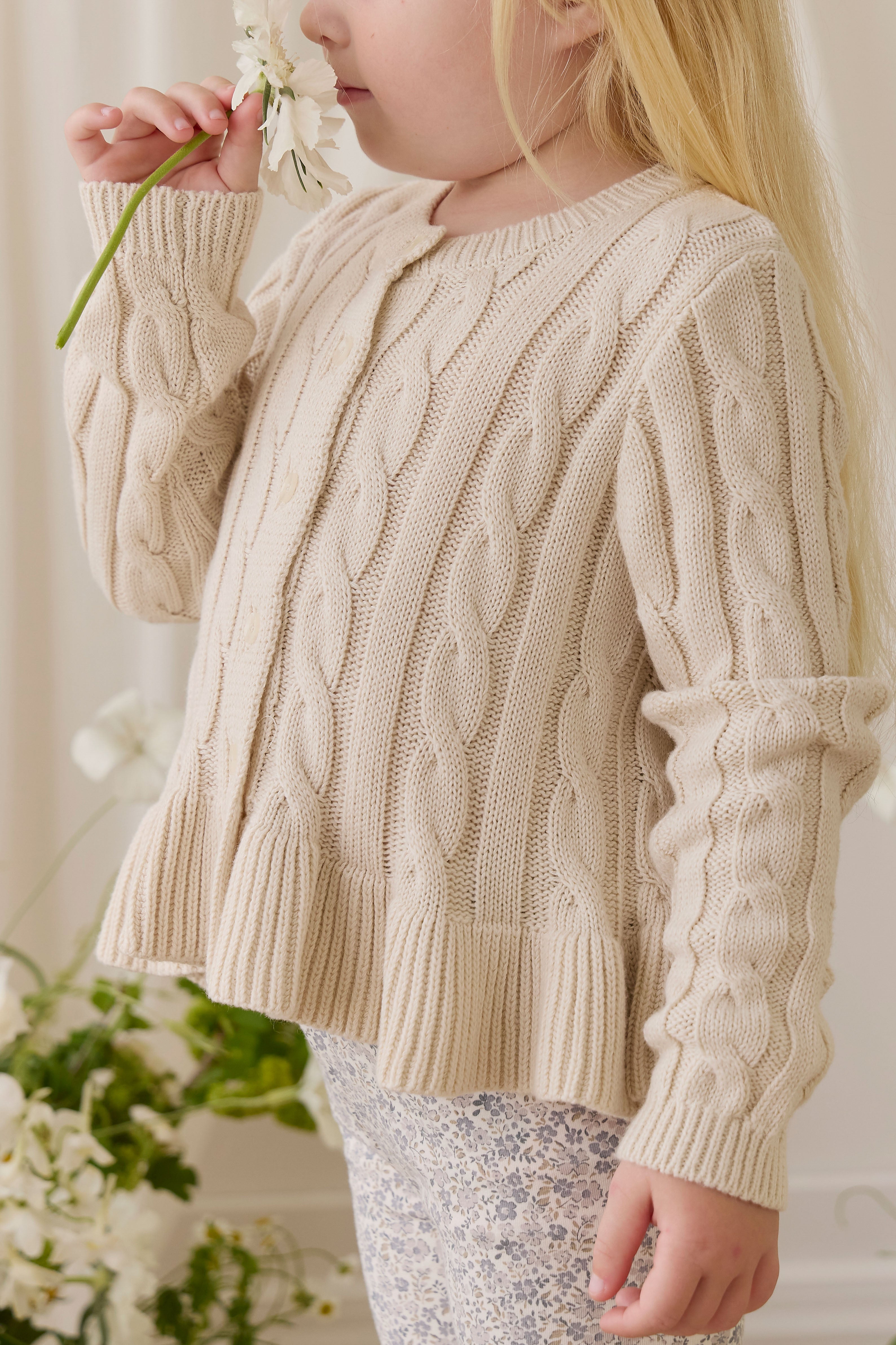 Gilet Classique en Coton Vanille Tricoté, Torsadé, avec Ourlet Basque et Boutons sur le Devant