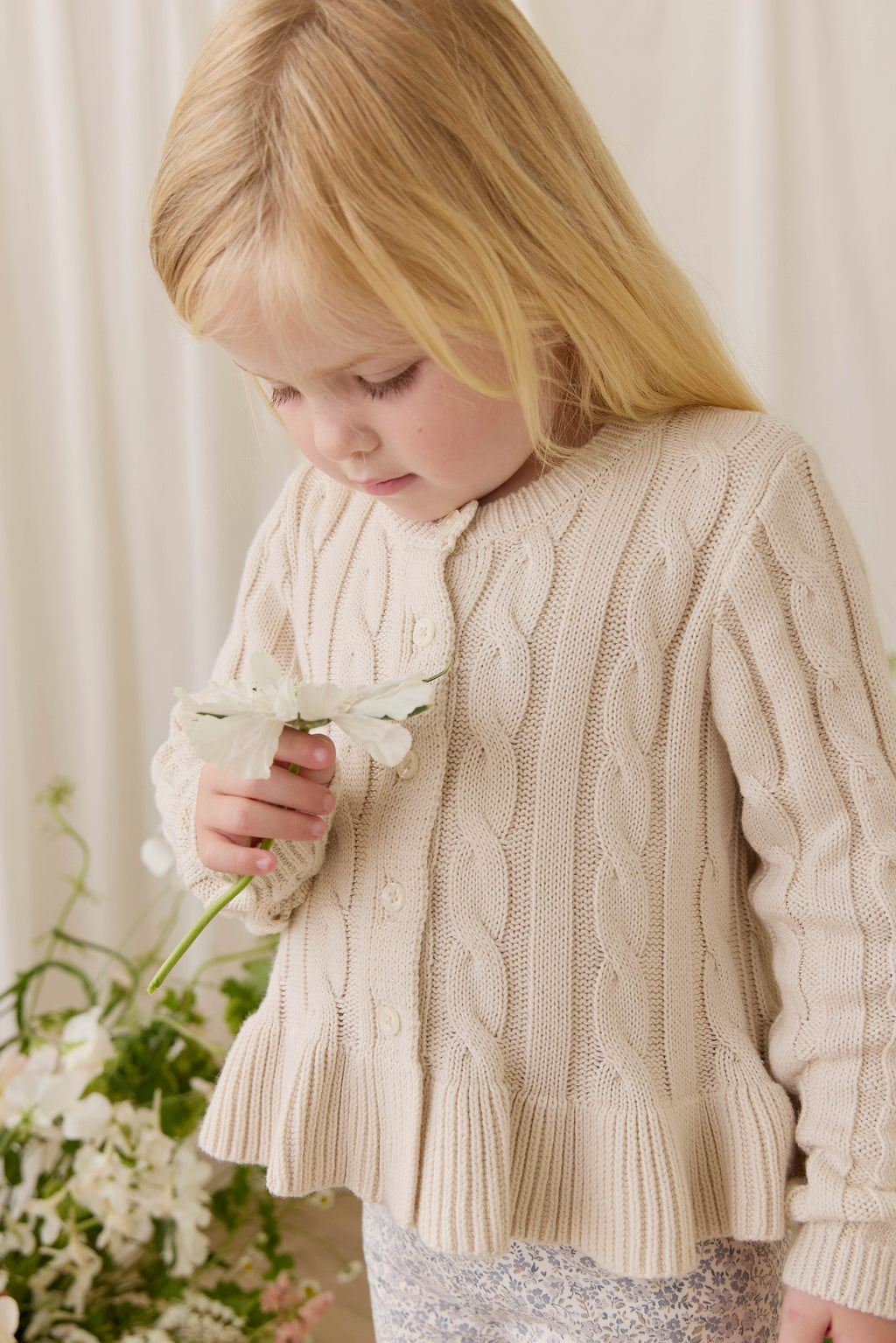 Gilet Classique en Coton Vanille Tricoté, Torsadé, avec Ourlet Basque et Boutons sur le Devant