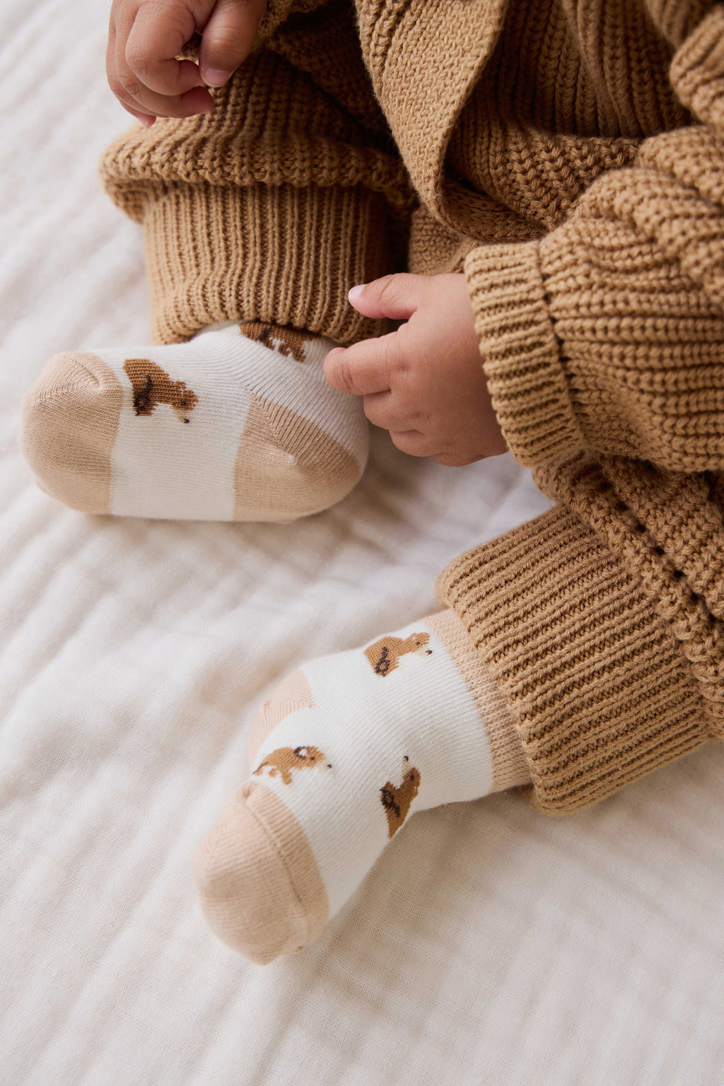 Chaussettes classiques neutres en coton avec joli motif et bord-côte