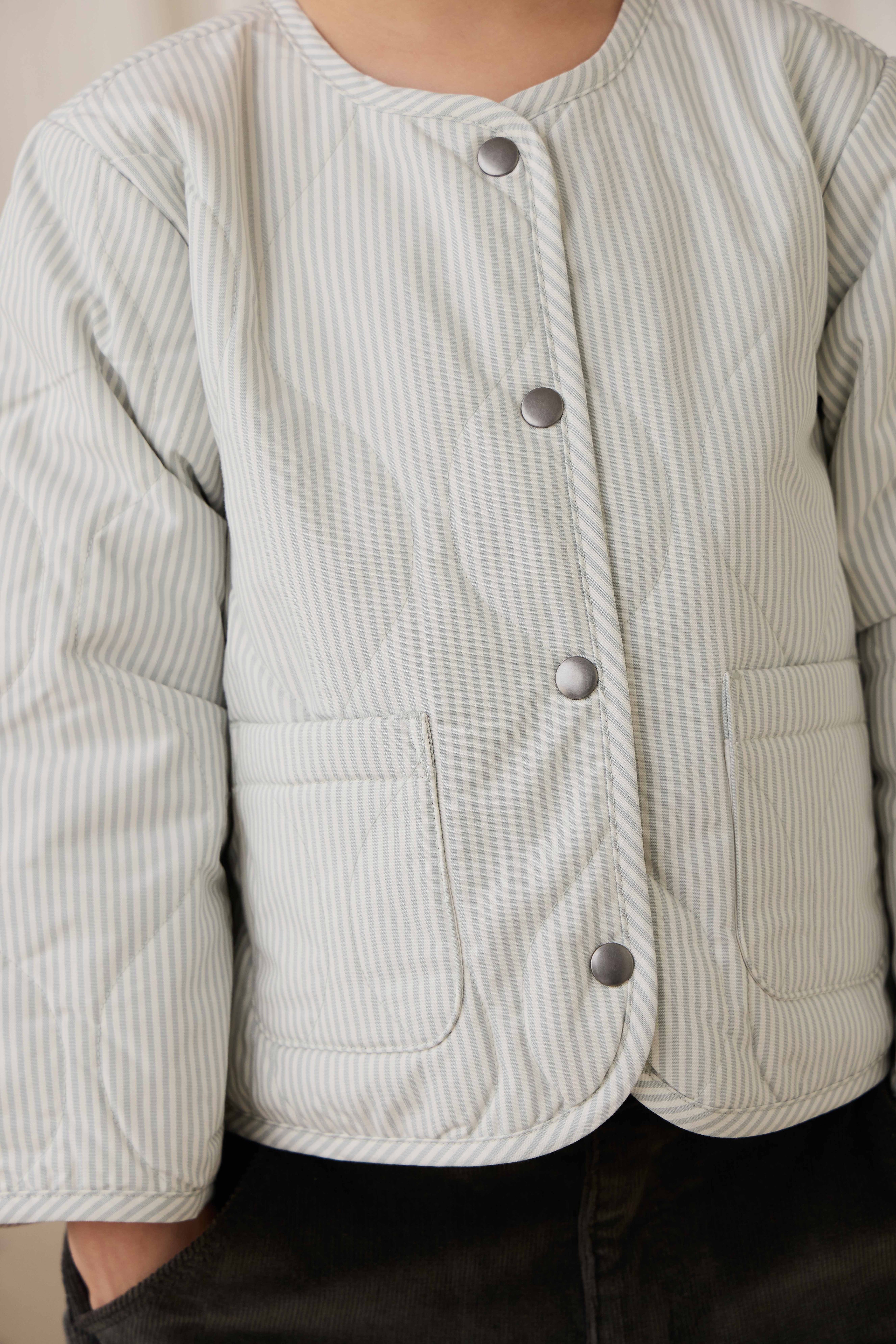 Veste en coton à rayures nuages classiques et gommiers bleus avec garnissage en polyester recyclé et poches plaquées