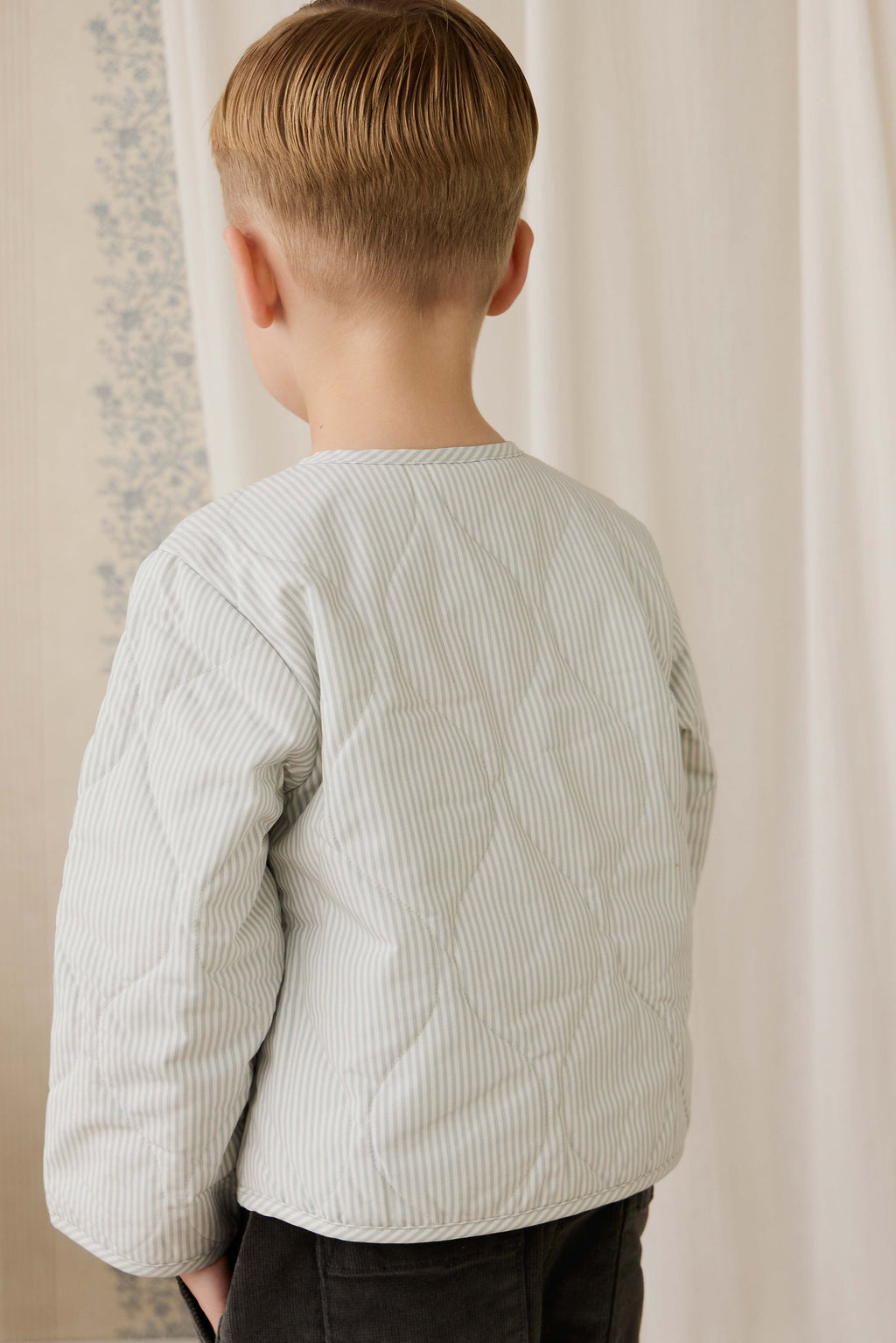 Veste en coton à rayures nuages classiques et gommiers bleus avec garnissage en polyester recyclé et poches plaquées