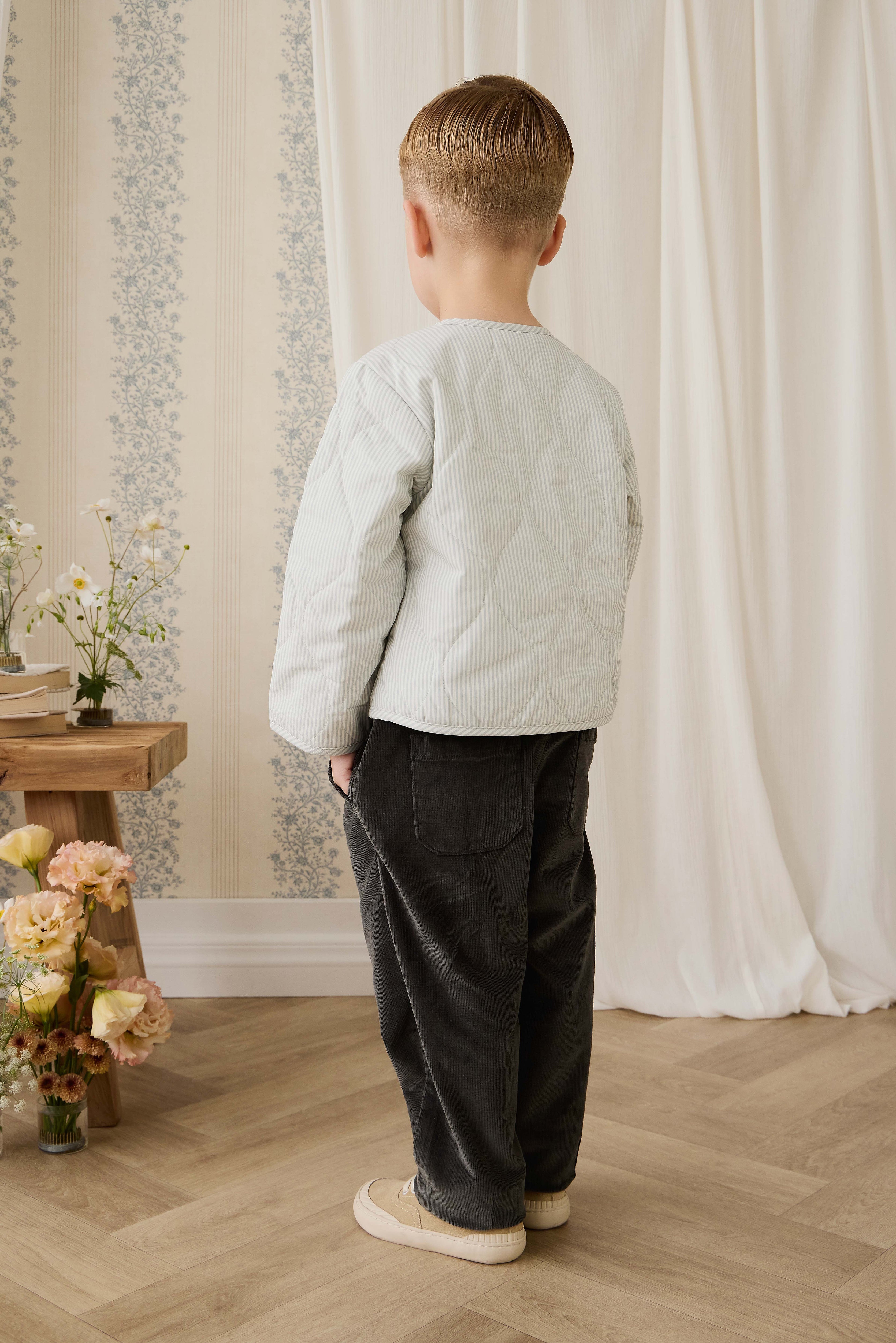 Veste en coton à rayures nuages classiques et gommiers bleus avec garnissage en polyester recyclé et poches plaquées