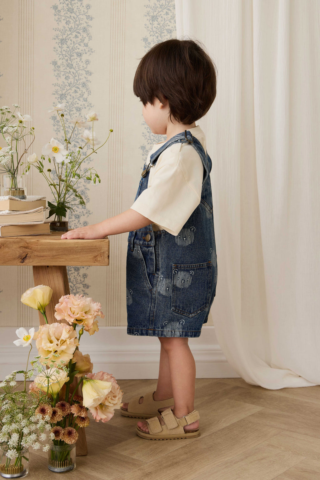 Salopette courte en jean bleu ludique avec imprimé tête d'ourson et bretelles réglables