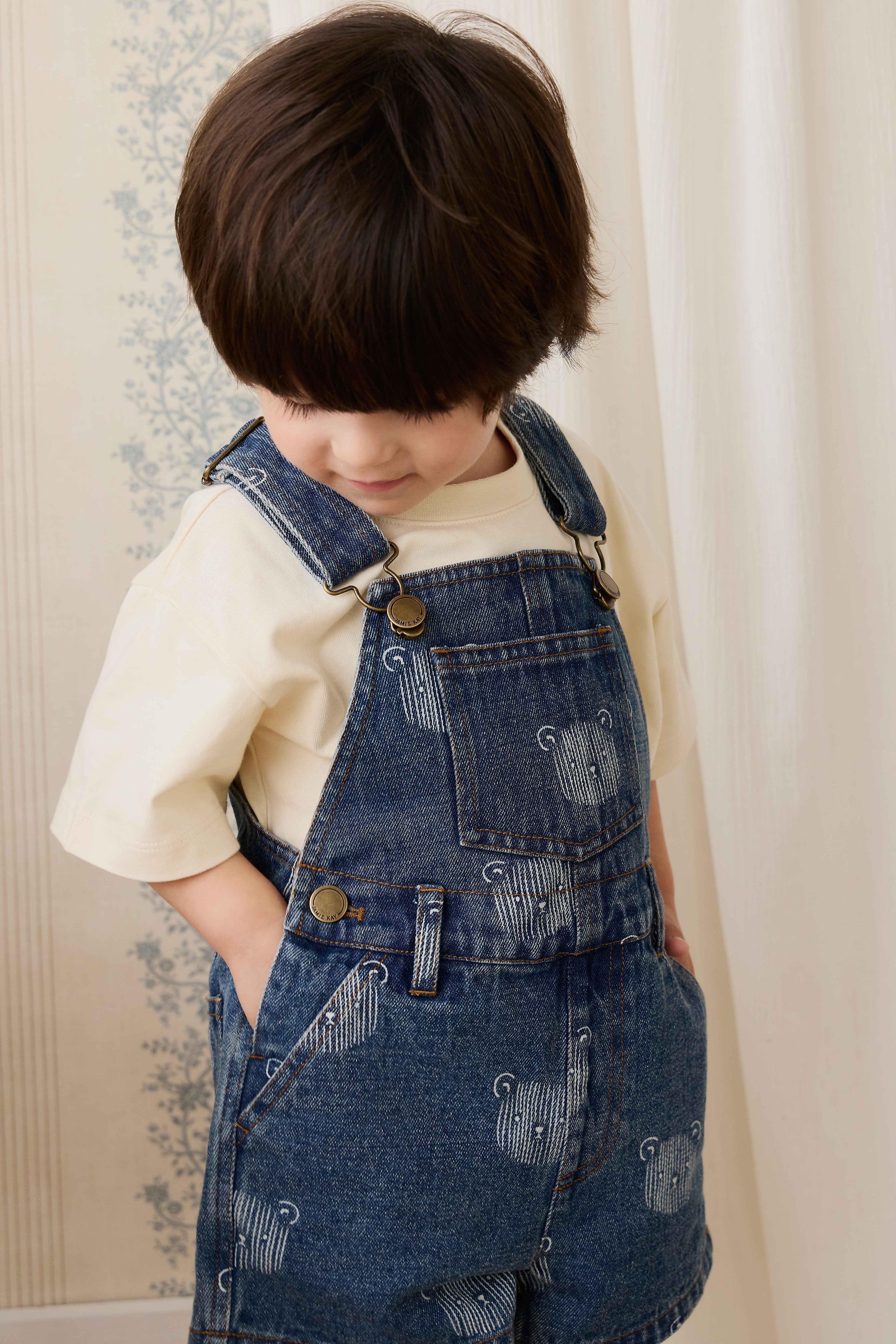 Salopette courte en jean bleu ludique avec imprimé tête d'ourson et bretelles réglables