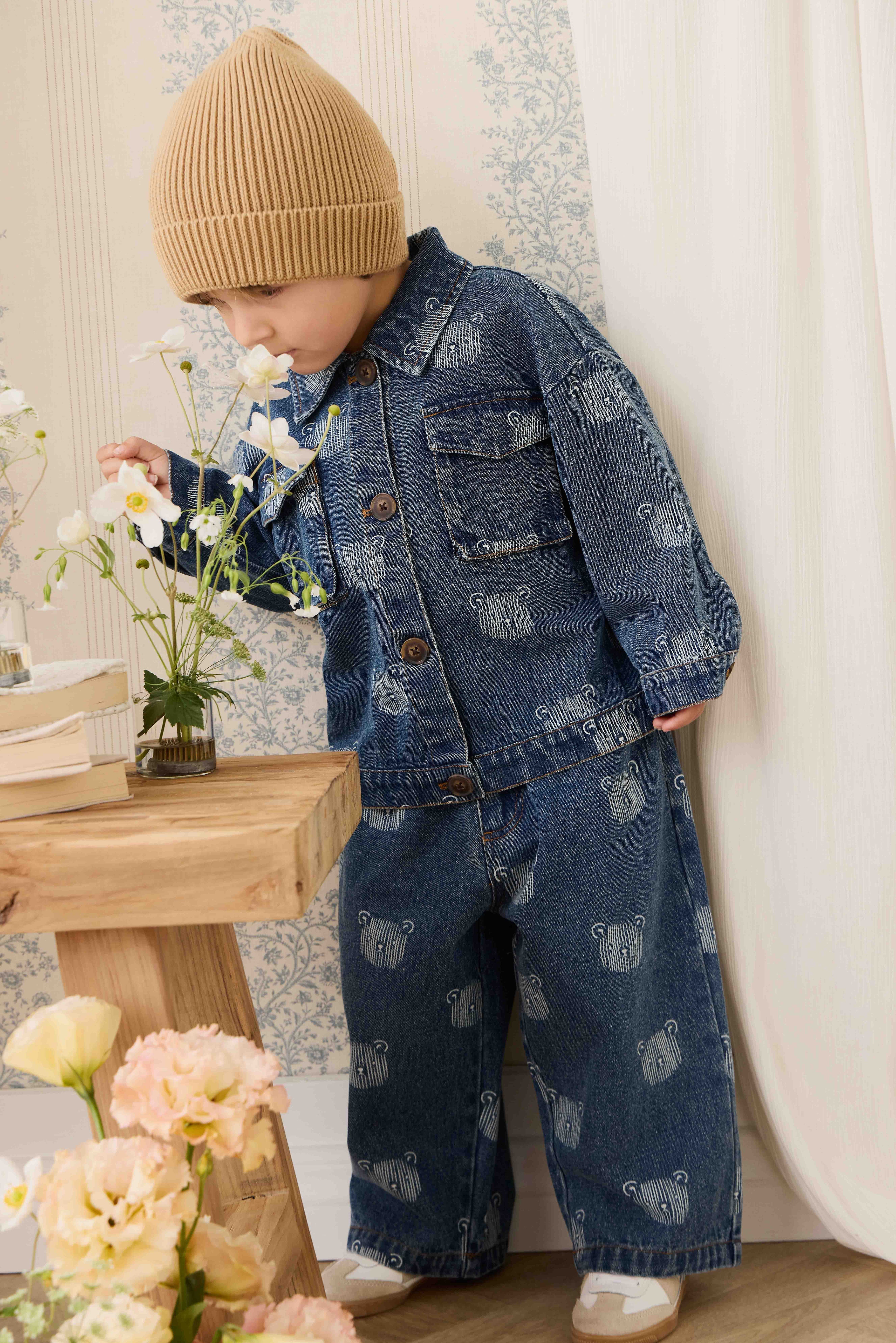 Blouson en jean bleu espiègle avec imprimé tête d'ours en peluche et col.