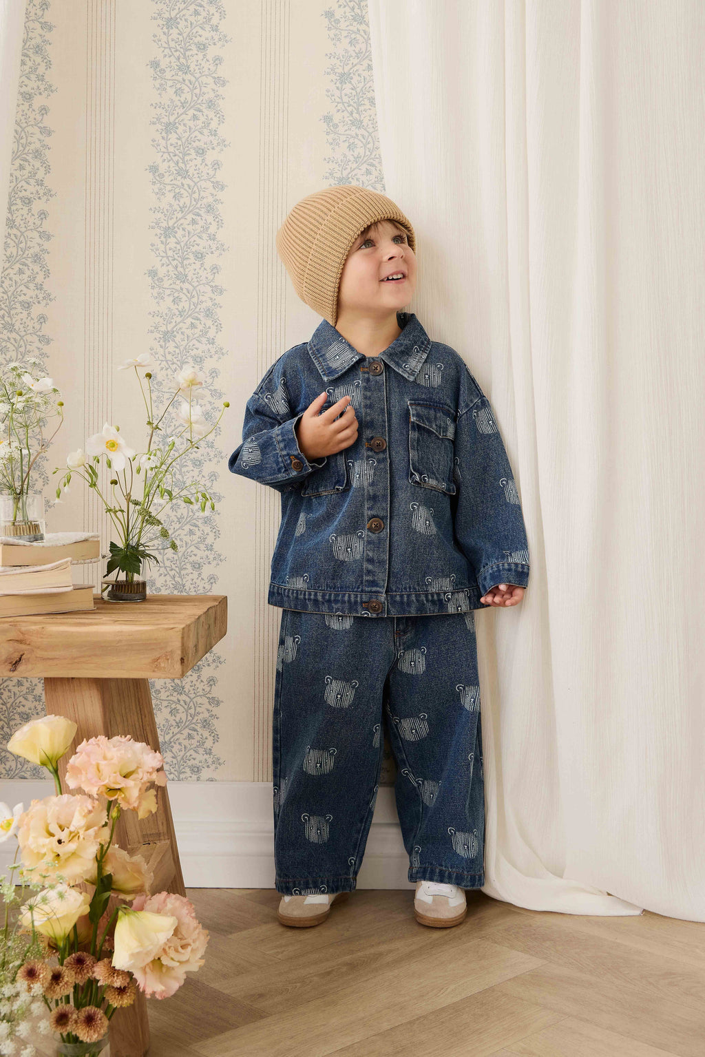 Blouson en jean bleu espiègle avec imprimé tête d'ours en peluche et col.