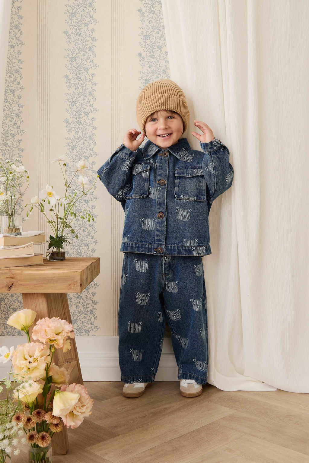 Blouson en jean bleu espiègle avec imprimé tête d'ours en peluche et col.