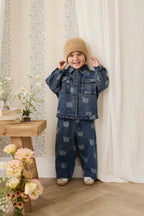 Blouson en jean bleu espiègle avec imprimé tête d'ours en peluche et col.