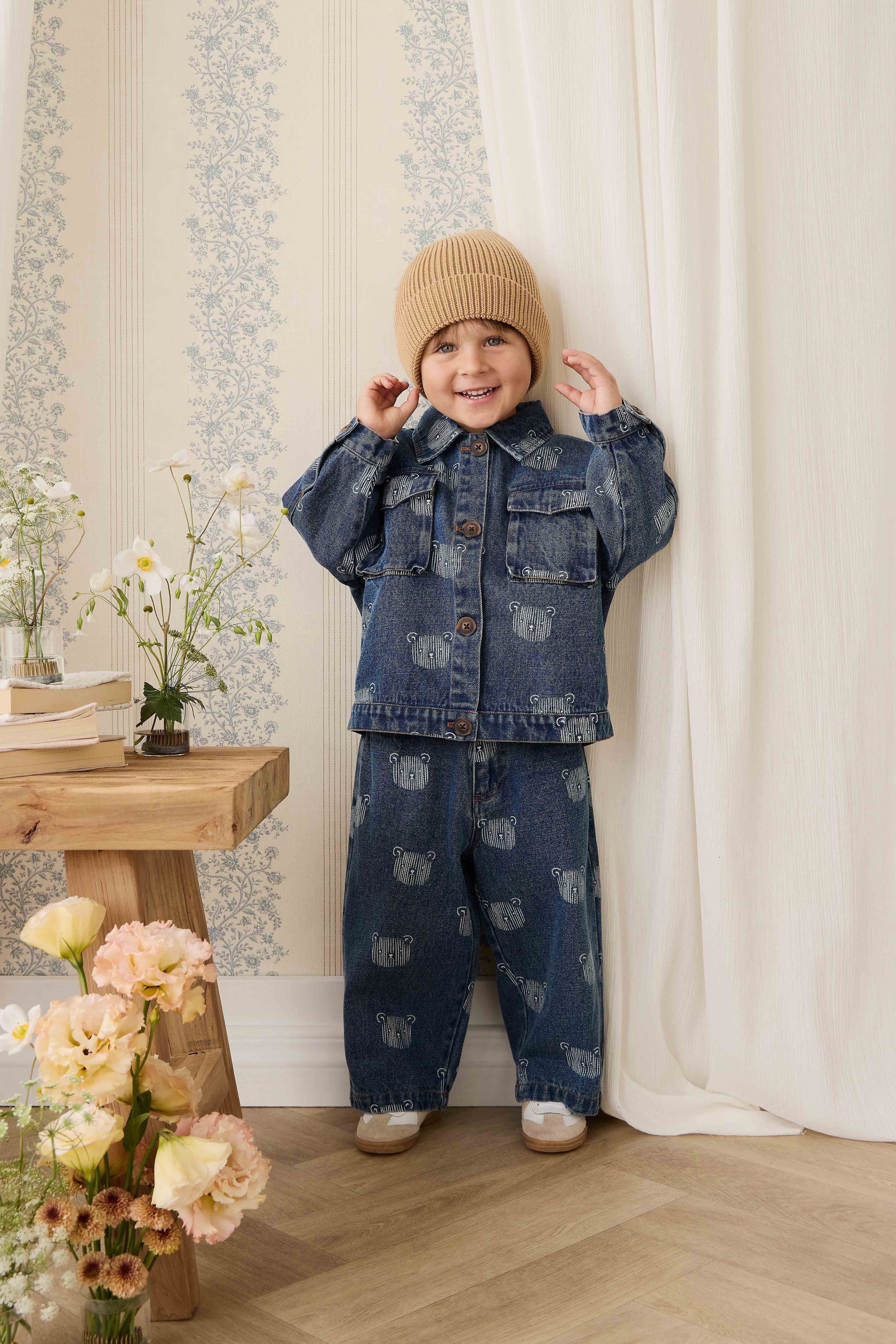 Blouson en jean bleu espiègle avec imprimé tête d'ours en peluche et col.