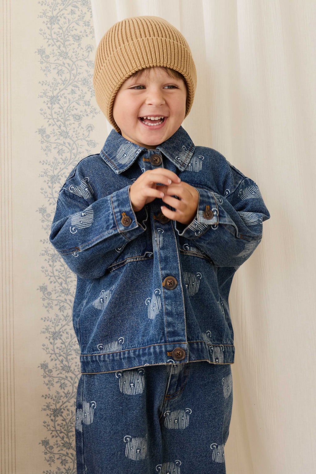 Blouson en jean bleu espiègle avec imprimé tête d'ours en peluche et col.