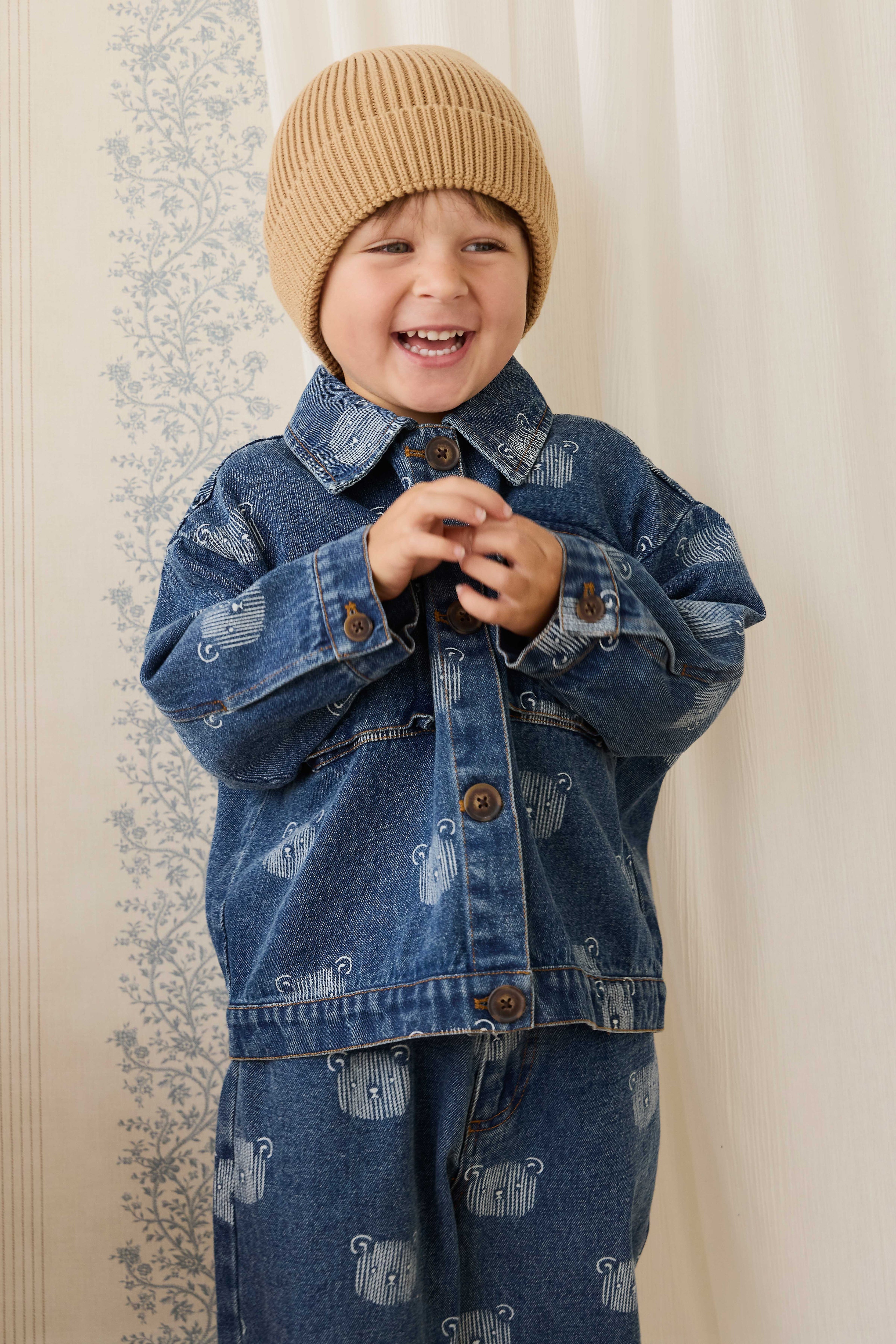 Blouson en jean bleu espiègle avec imprimé tête d'ours en peluche et col.