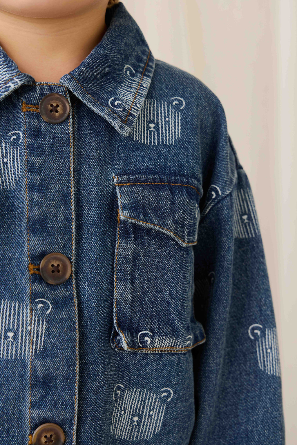 Blouson en jean bleu espiègle avec imprimé tête d'ours en peluche et col.